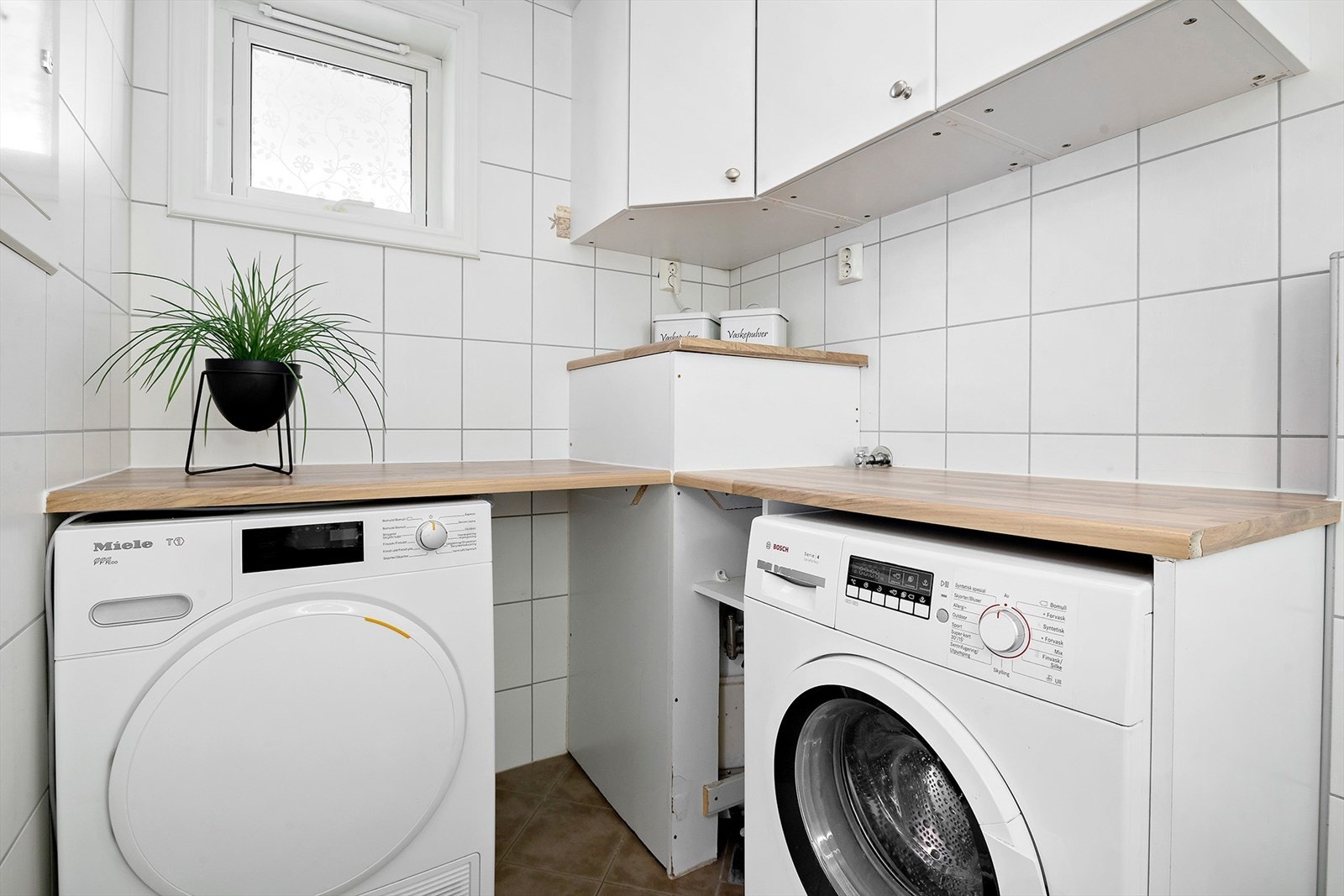 Fra entreen er det inngang til et praktisk plassert vaskerom. Galleribilde