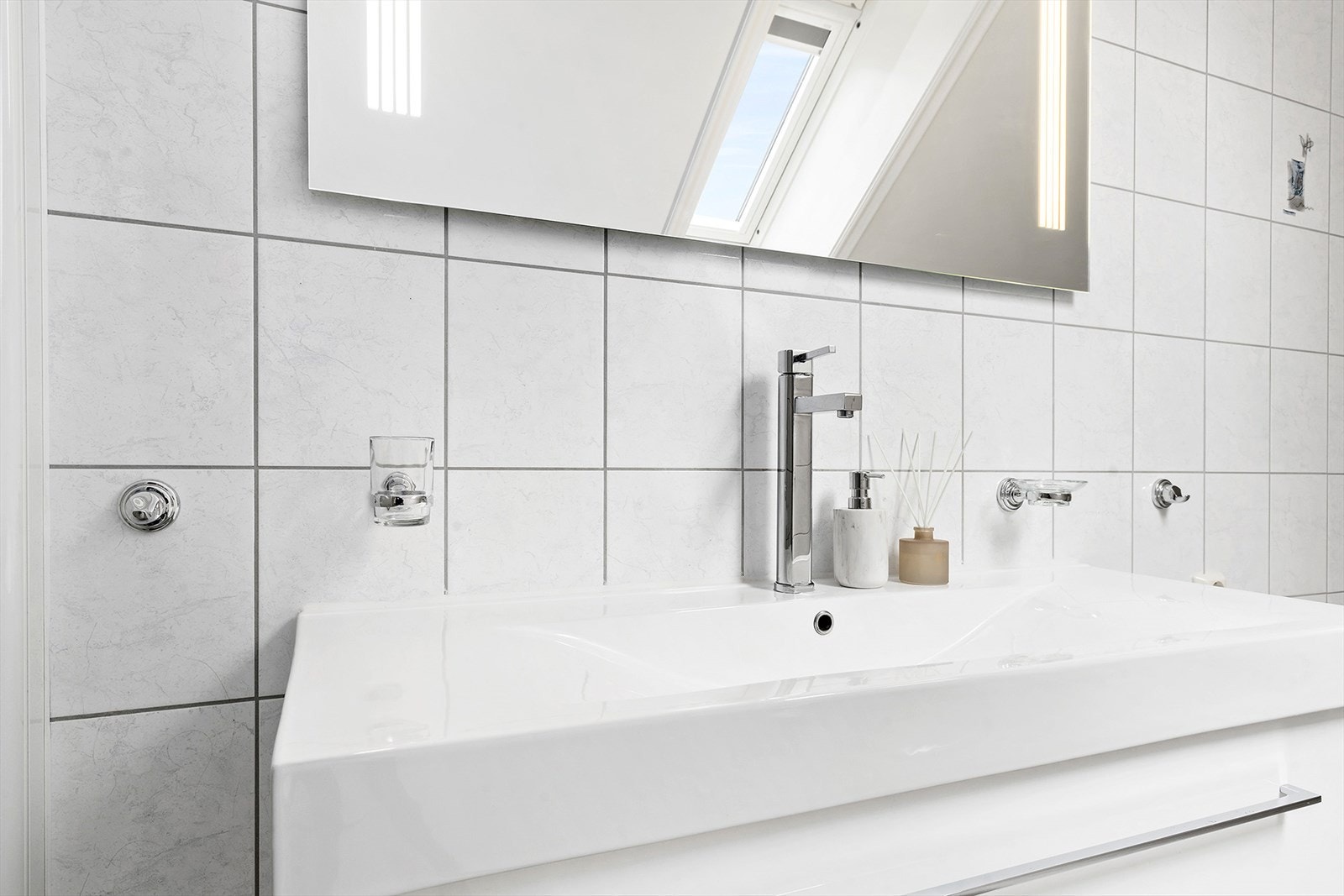 Badet har helfliset gulv og vegger. Galleribilde