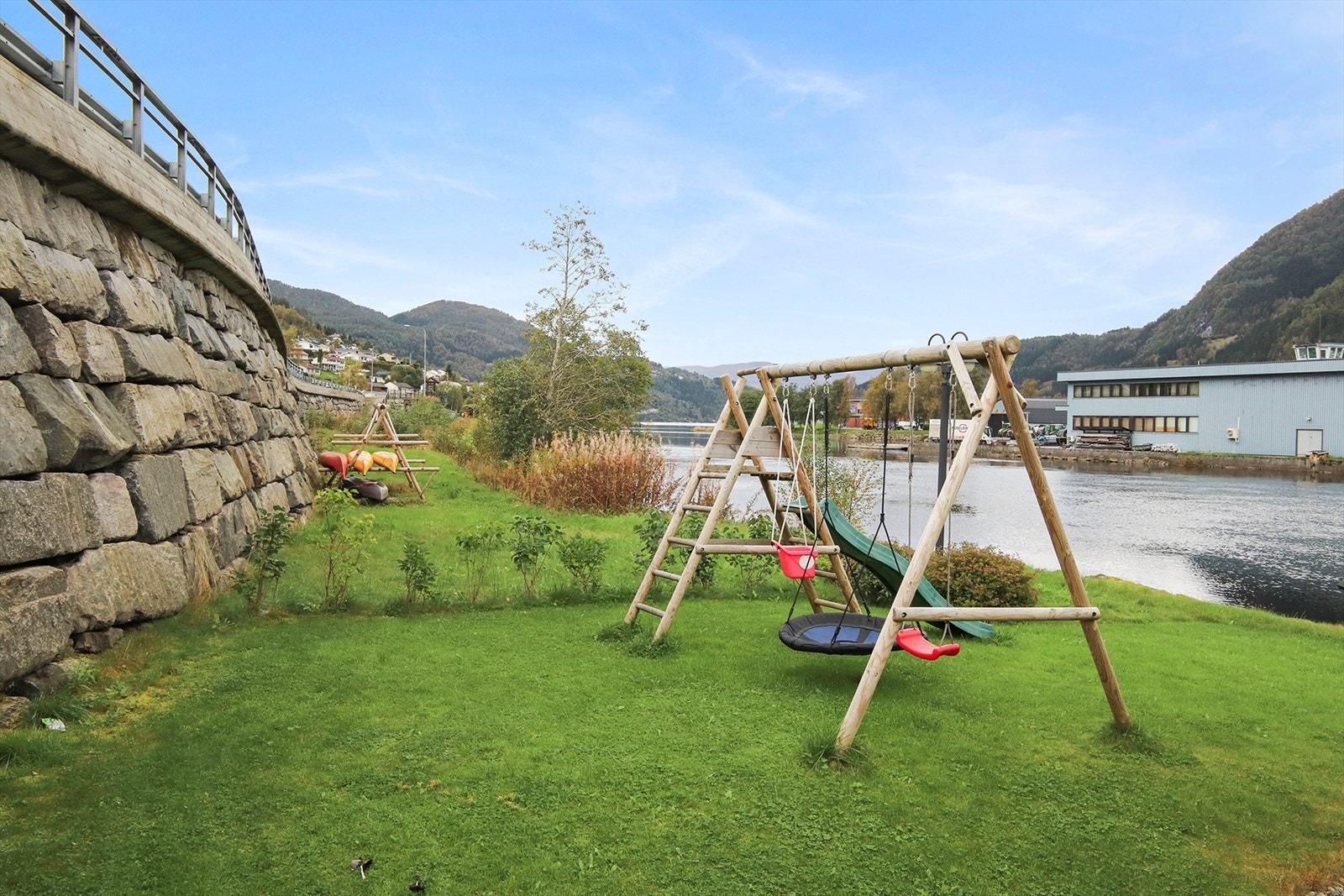 Bak grillhytta er det huskestativ. Galleribilde