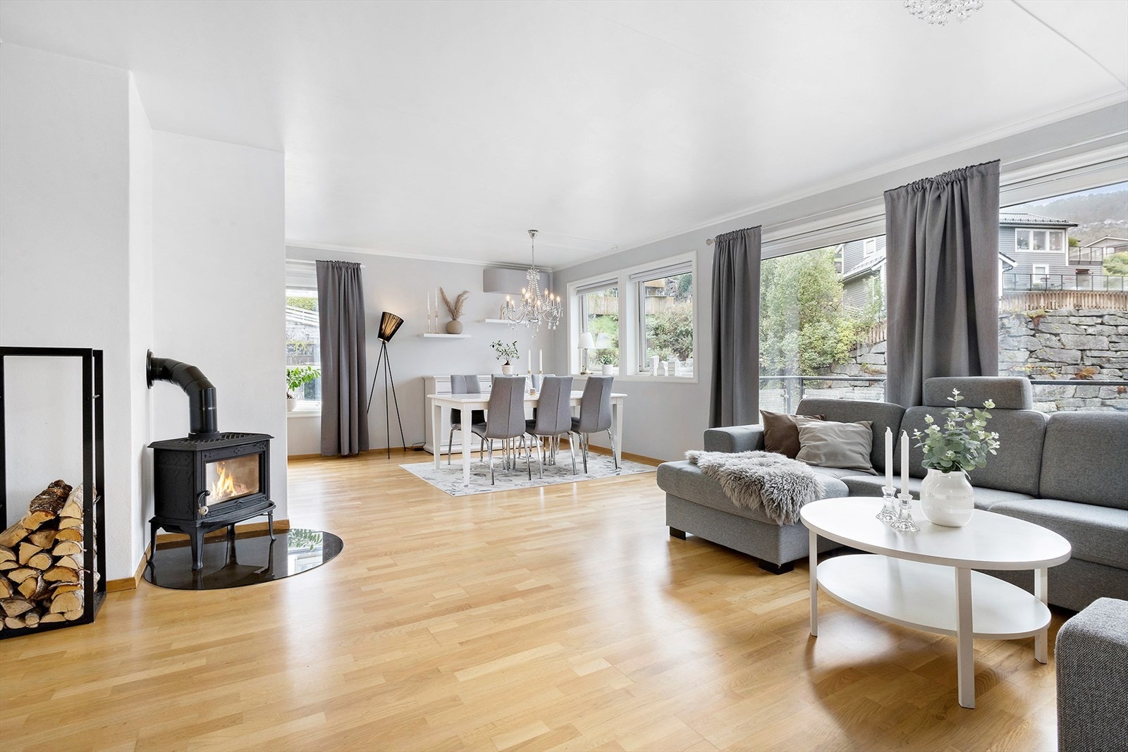 Velkommen inn - Stuen er lys og romslig med gulvareal på 35 kvm. Galleribilde