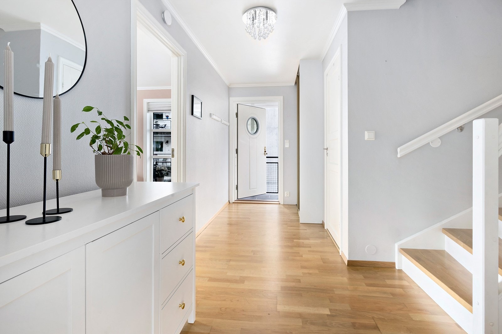 Entréen er lys og gir et godt førsteinntrykk av boligen. Galleribilde