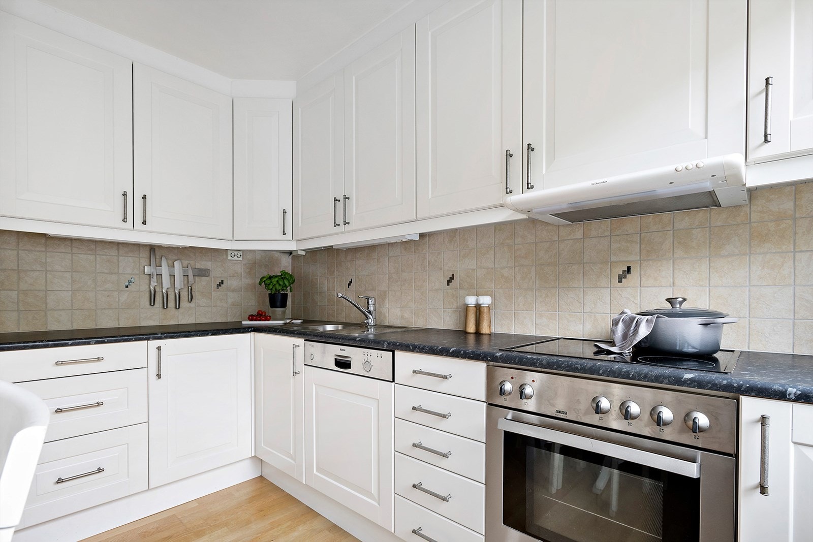 Kjøkkeninnredningen er levert av Sigdal og har hvite profilerte fronter og laminert benkeplate. Galleribilde