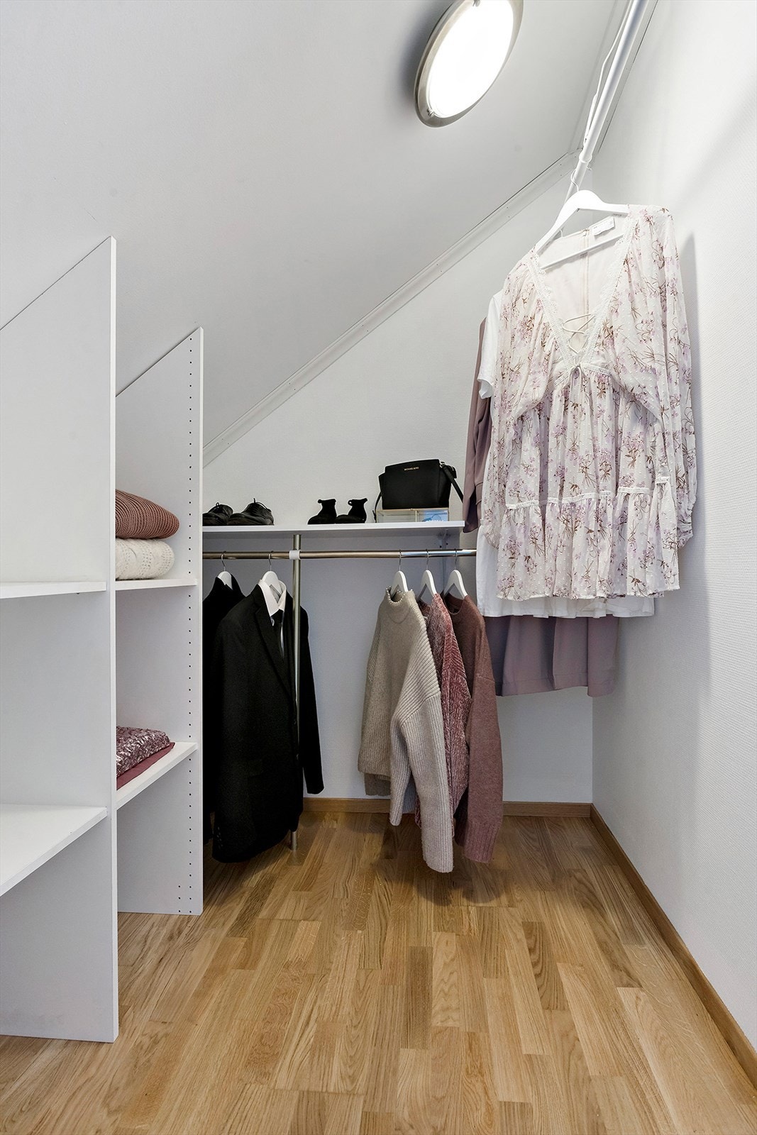 Hovedsoverommet har inngang til eget garderoberom. Galleribilde