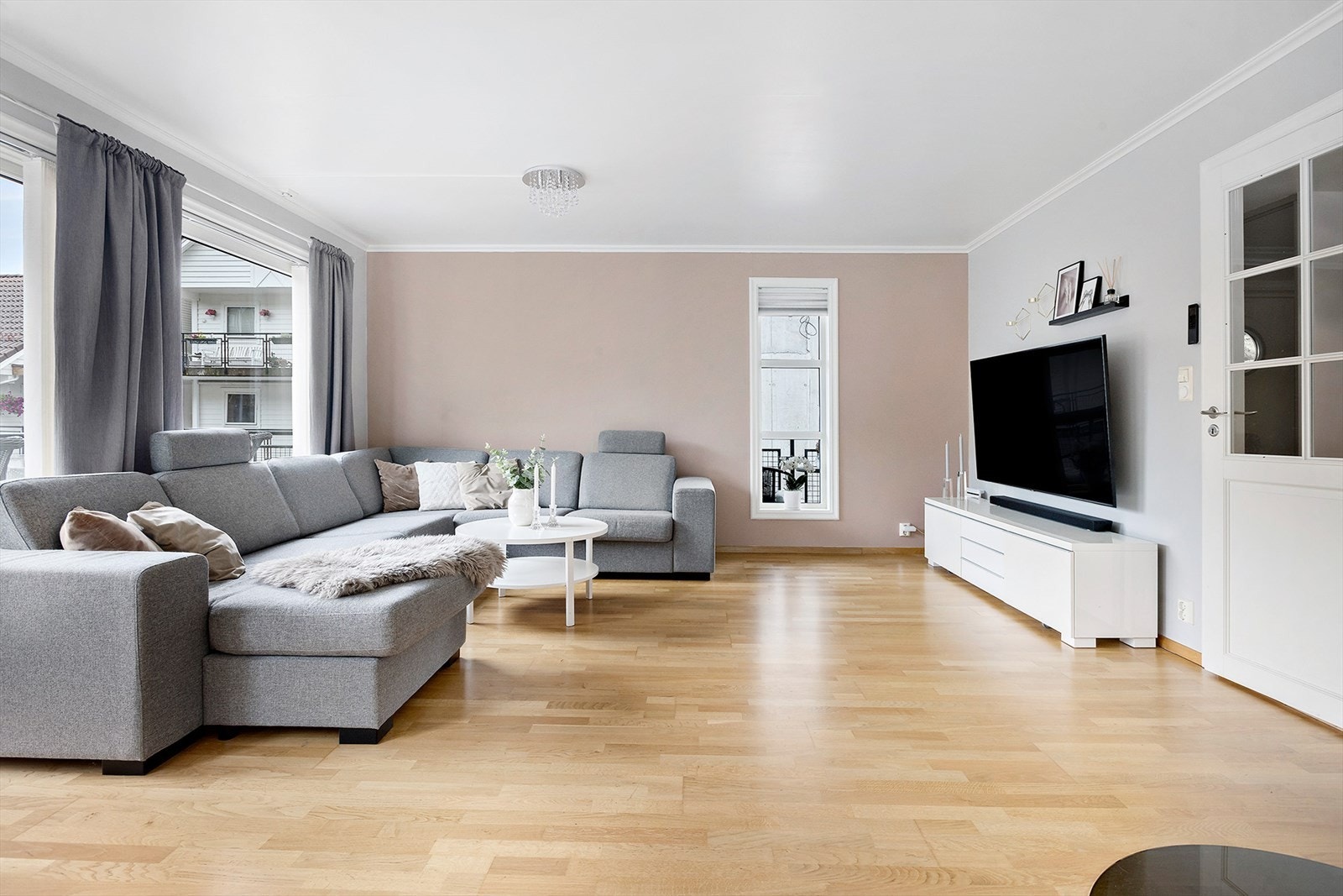 Stuen har god plass til møblering av sofa og spisestue. Enkelte vegger i stuen er malt siden dette bildet ble tatt. Galleribilde