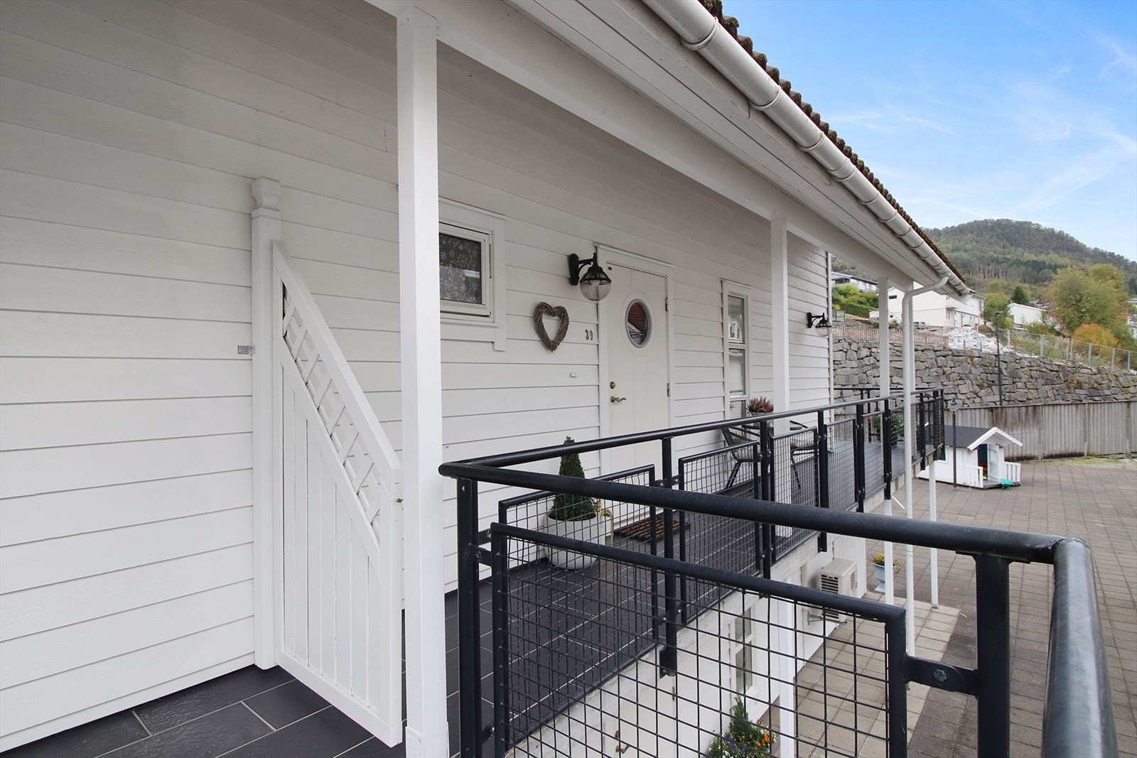 Leiligheten er en del av Sameiget Førde Brygge - Boligen har fast garasjeparkeringplass og egen inngang fra overbygd svalgang med balkong. Galleribilde