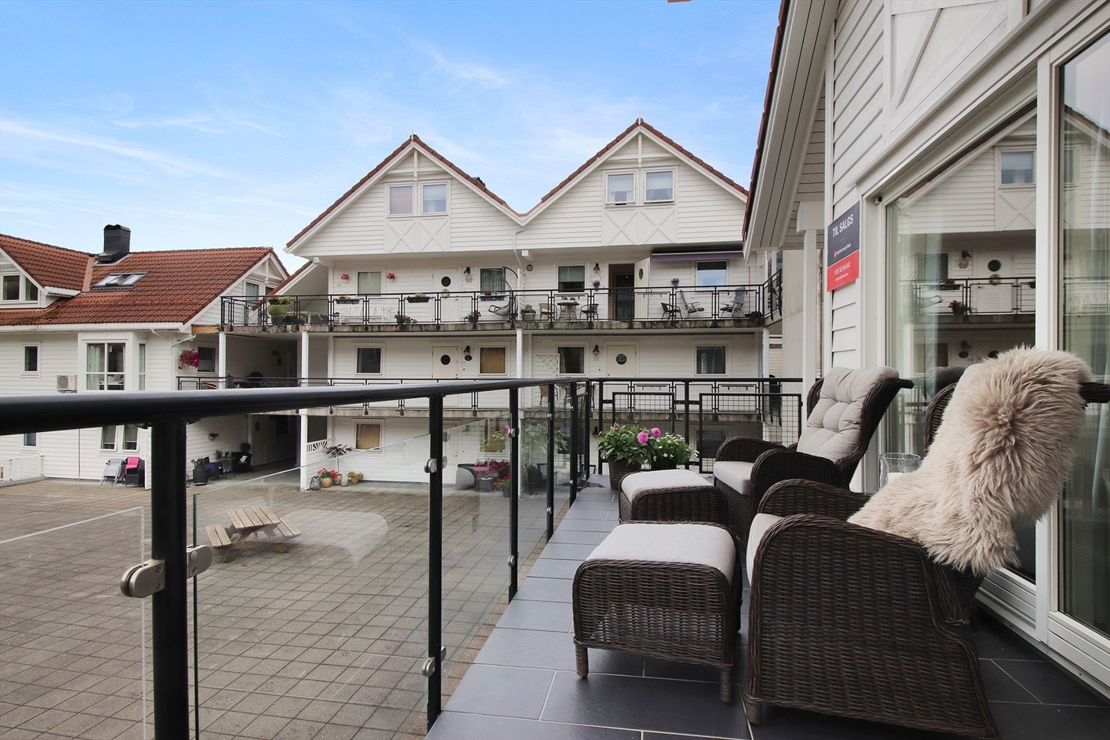 Balkongen ligger mot vest og har gode solforhold til kl. 21:30 om sommeren. Galleribilde