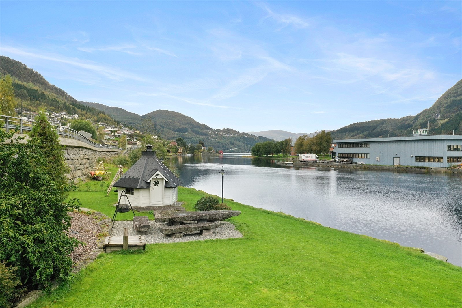 Mot vest er sameiets fellesområde opparbeidet med grillplass og sittegruppe i naturstein. Galleribilde
