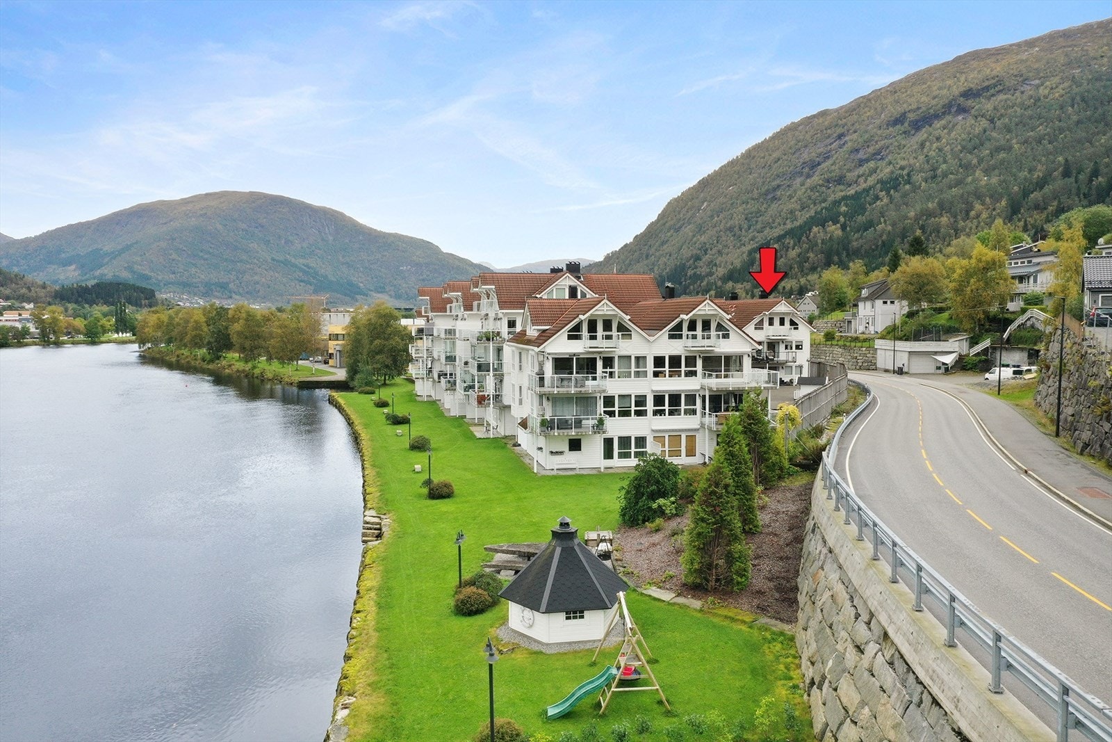Førde Brygge har fine fellesområder med grøntaral, lekeplass og grillhytte. Galleribilde
