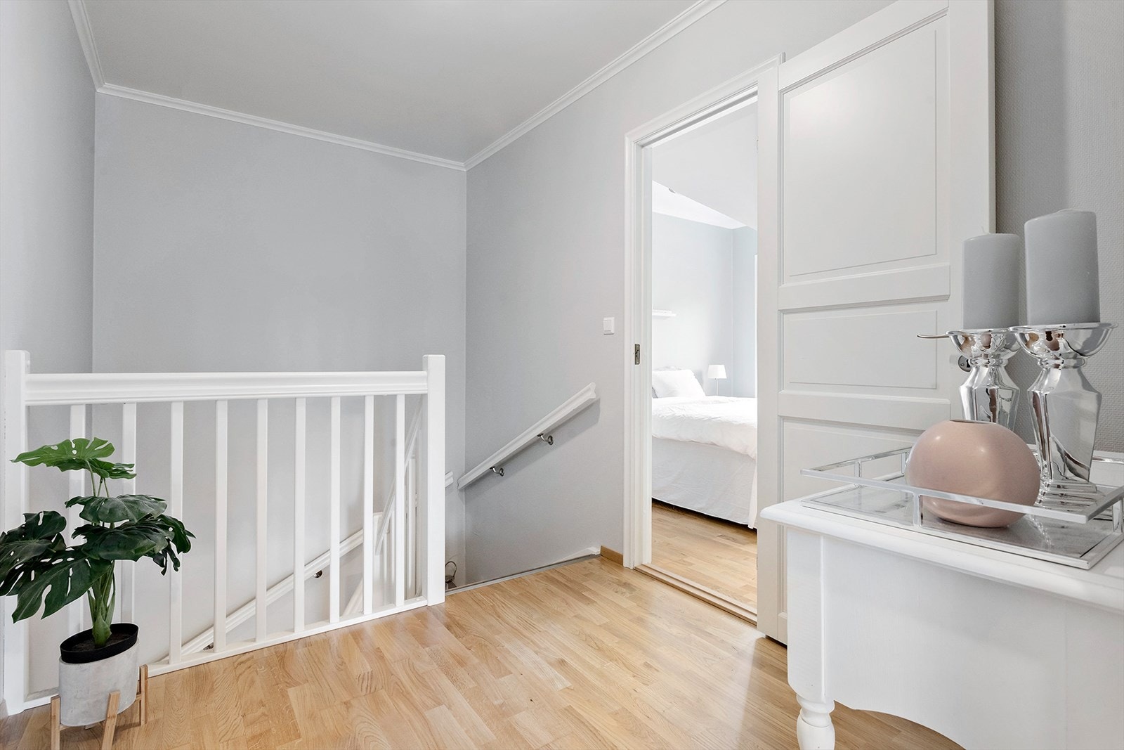 I overetasjen er det gang med inngang til bad og tre romslige soverom. Galleribilde