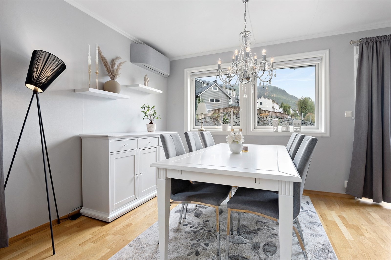 Det er god plass til spisebord i stuen. Galleribilde