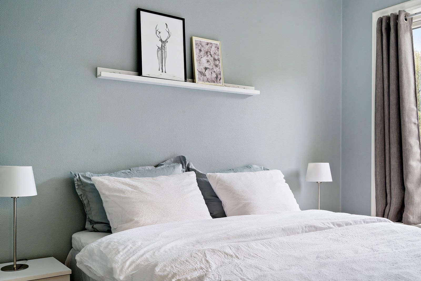 Vegger på soverom i overetasjen er malt siden disse bildene ble tatt. Dette gjelder alle soverommene. Galleribilde