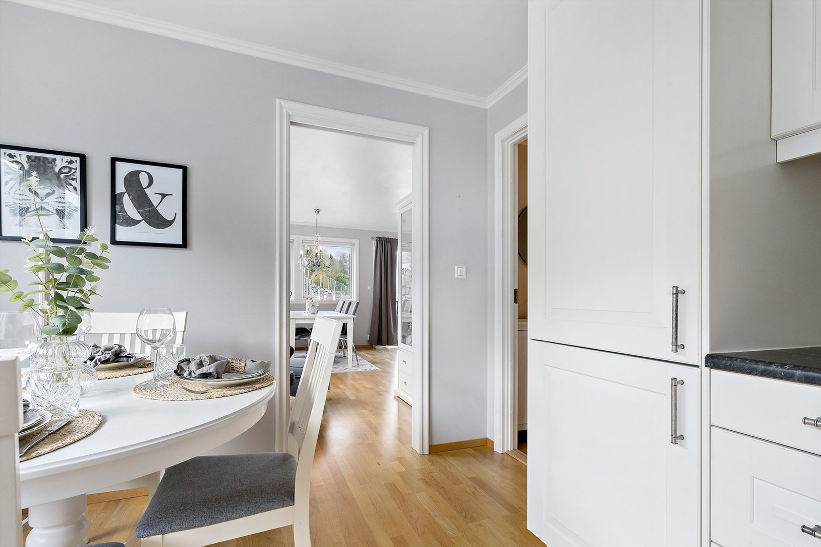 Eikeparketten på gulvet er lagt videre inn til kjøkkenet. Galleribilde