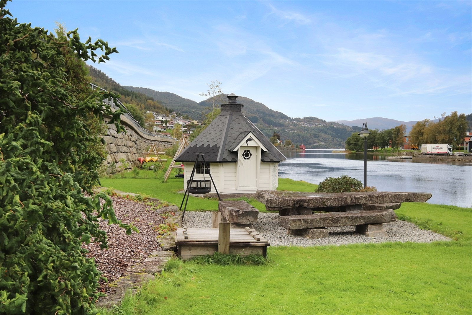 Grillhytta og utepassen har kveldssol til sent på kveld i sommerhalvåret. Galleribilde