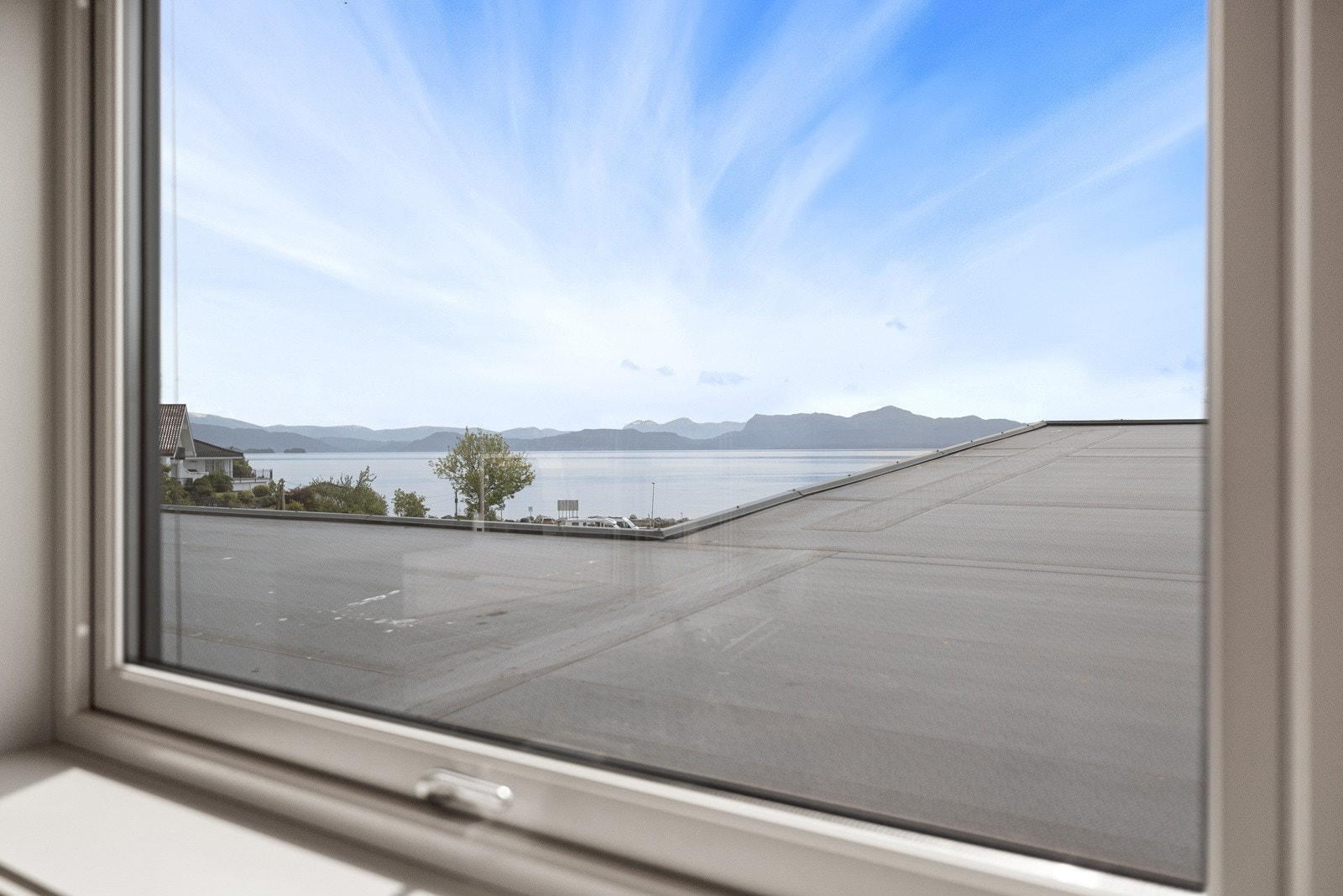 Noe av utsikten blir brutt av takkonstruksjonen i front. Galleribilde