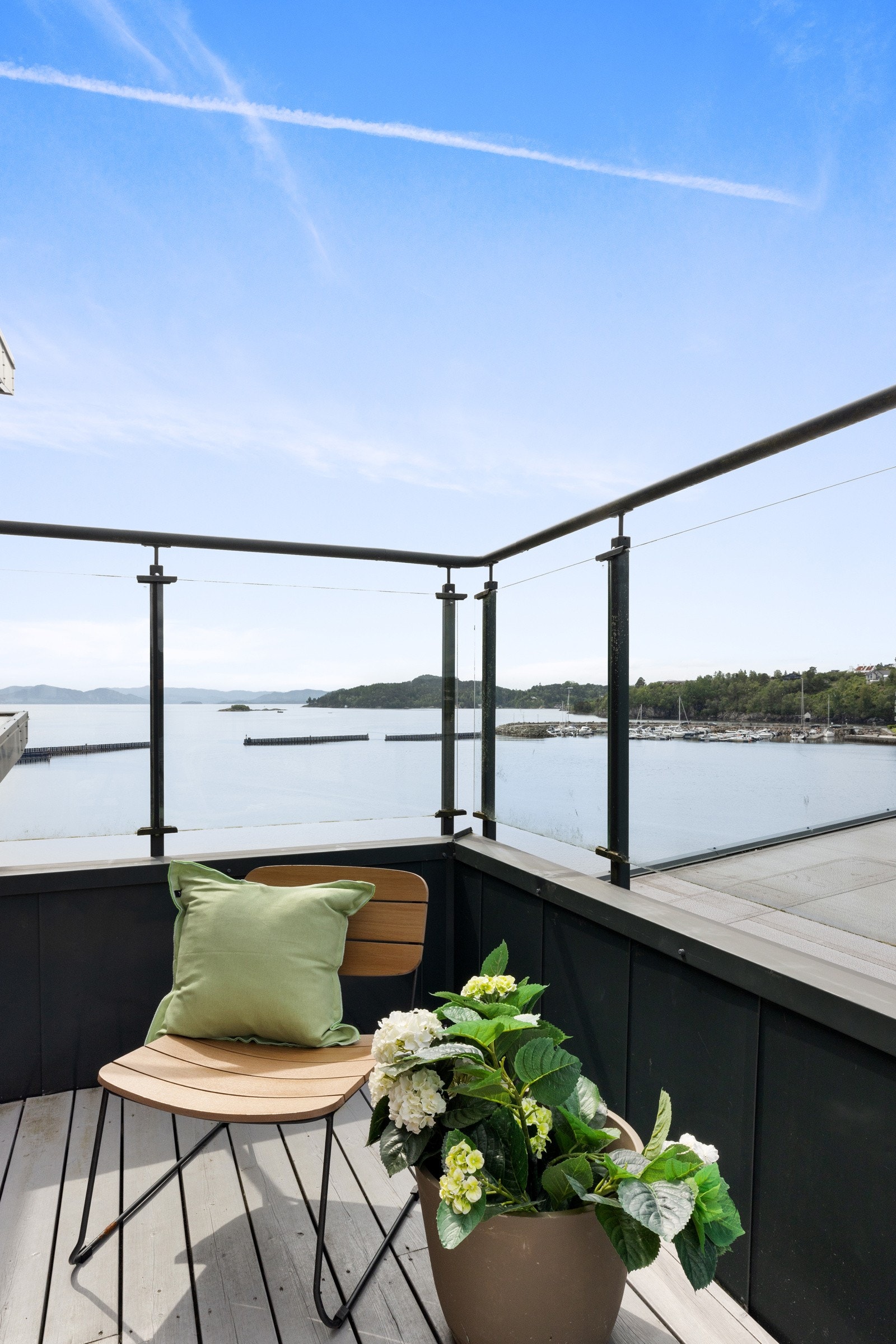 Fint å sitte her og nyte utsikten og finværet. Galleribilde