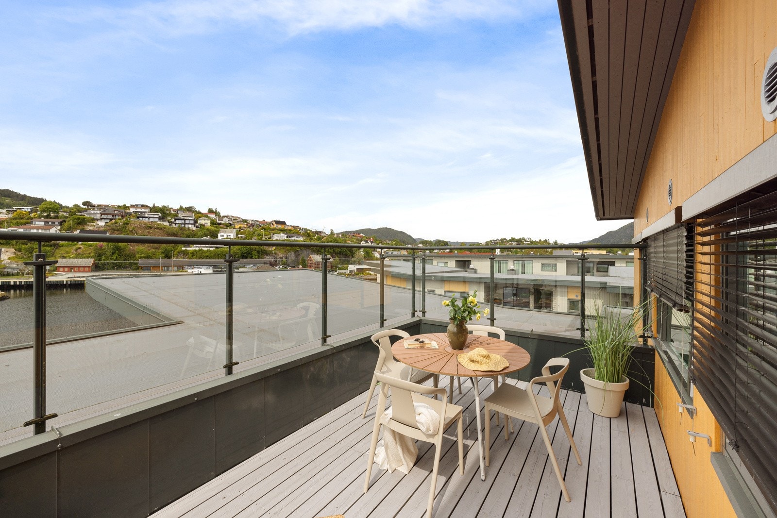 Dette er en leilighet hvor disse frontleilighetene knapt har vært solgt siden bygget var nytt. Galleribilde