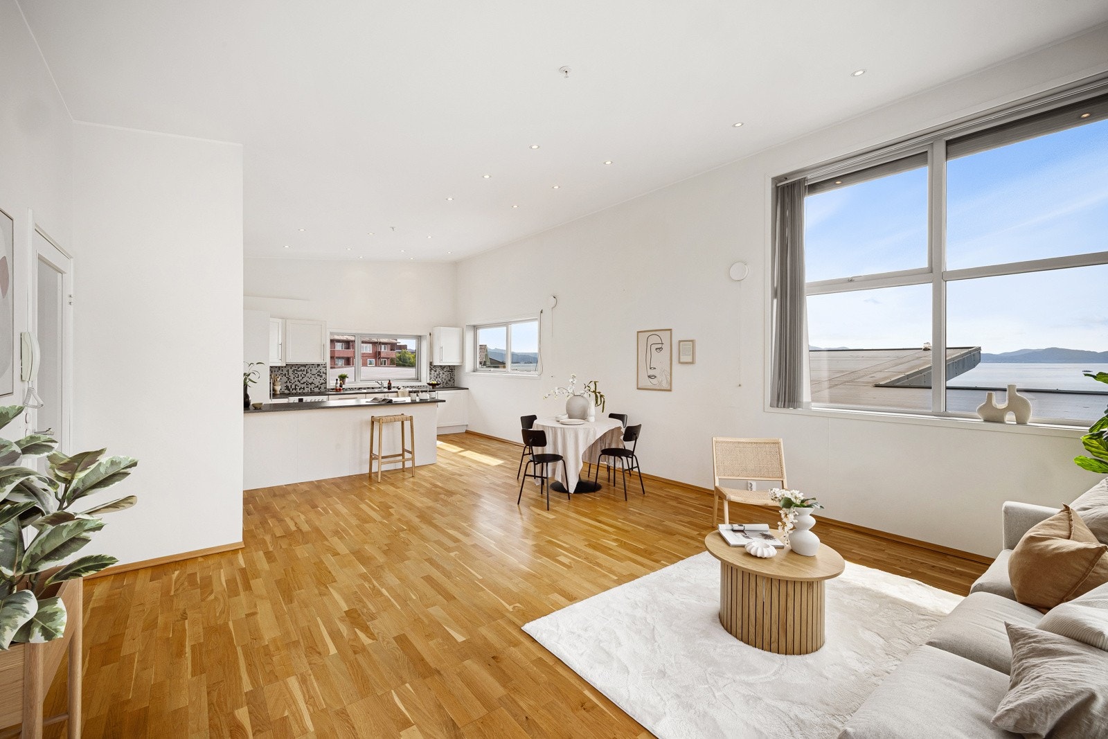 Fra stuen og inn mot kjøkkenet. Galleribilde