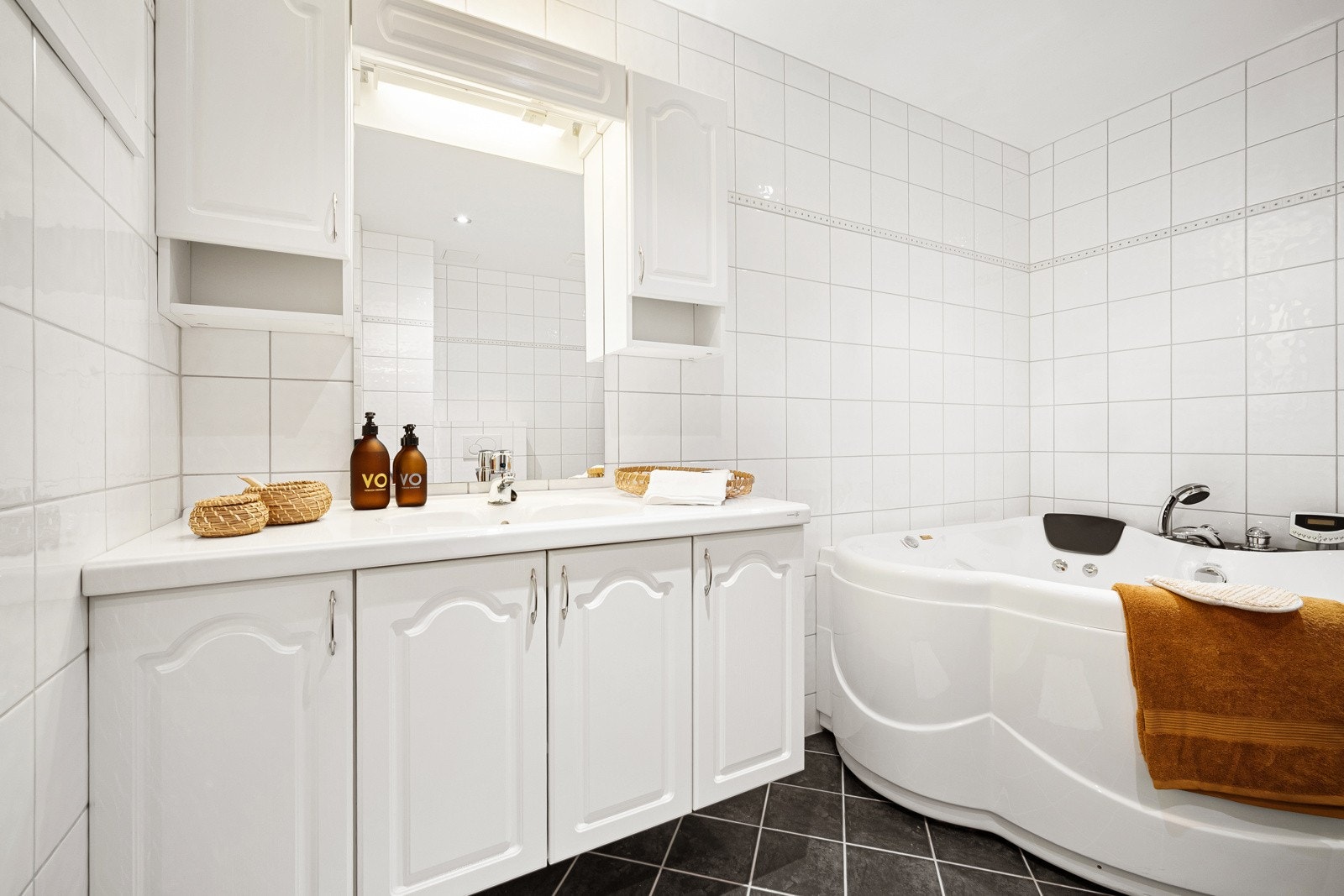 Badet er helfliset med elektriske varmekabler i gulv. Galleribilde