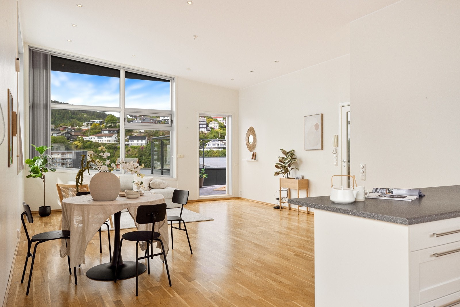 Romslig stue med åpen løsning til kjøkkenet på til sammen 43,7 kvm Galleribilde