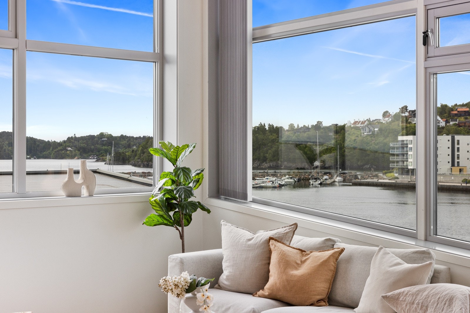 Her har du kontroll på hele hamnebassenget og innover mot Os Galleribilde