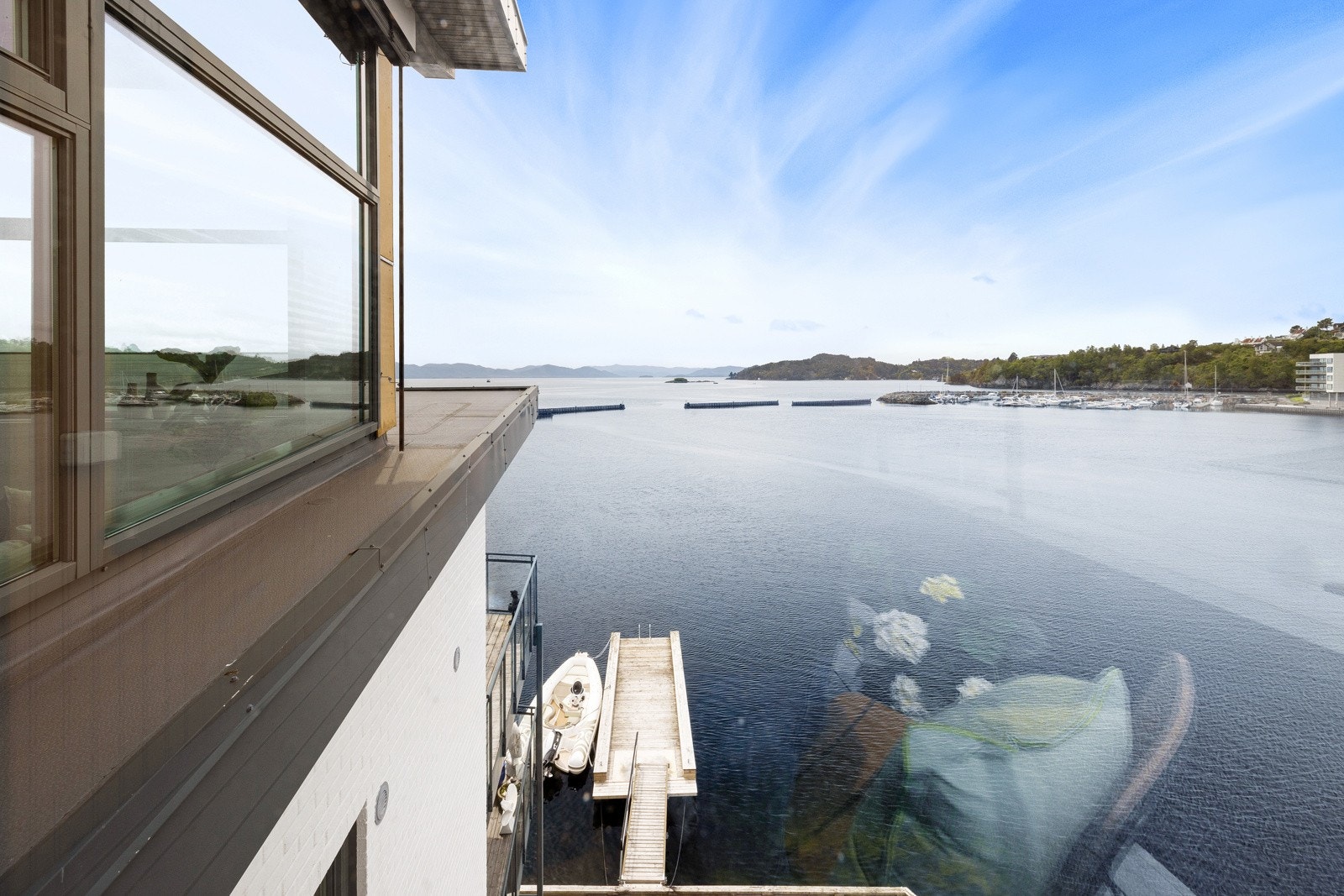 Felles eiende tomt i borettslaget som er opparbeidet med store felles bryggeanlegg og asfalterte utearealer. Galleribilde