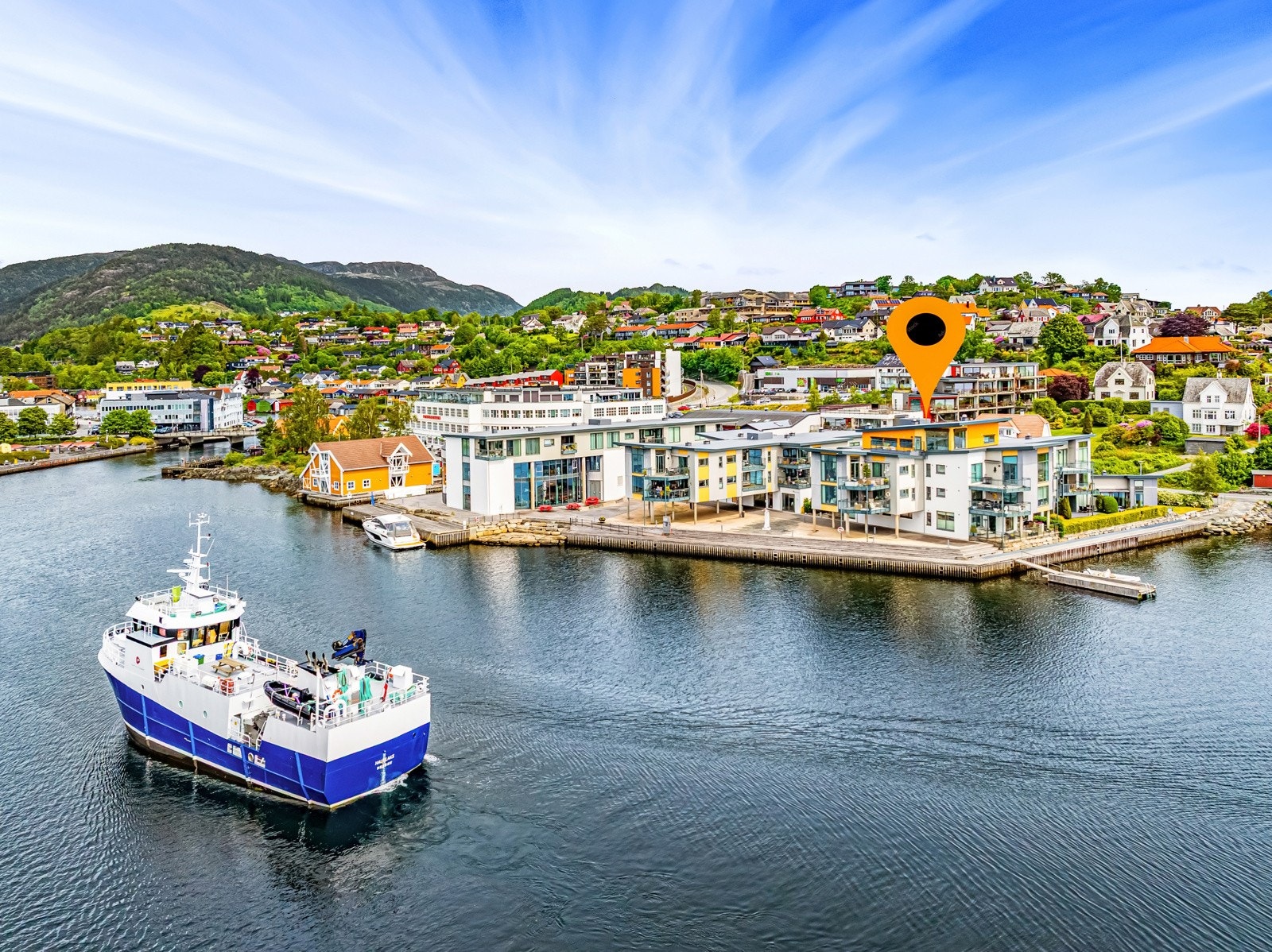 Haugsnesfjero borettslag består av eiendommen gnr 63 bnr 482 og snr 1, som er en samleseksjon med til sammen 32 leiligheter. Galleribilde