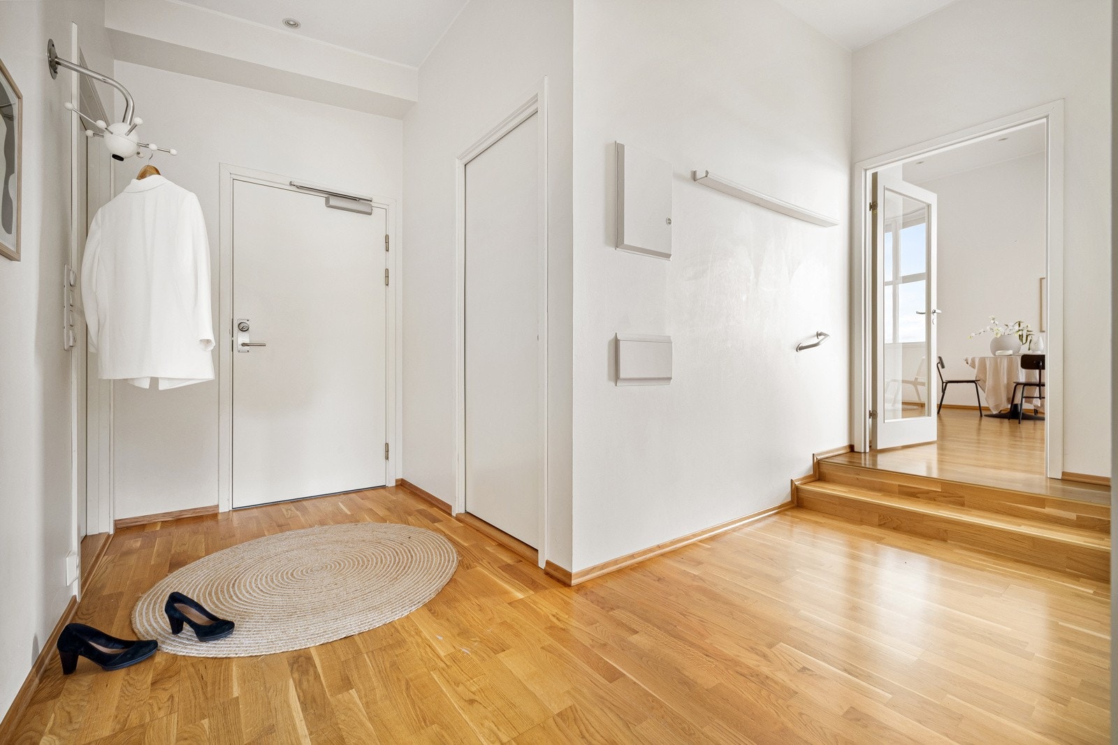 Romslig entrê på 9,5 kvm hvor man kan henge fra seg ytterklær og sko. Galleribilde