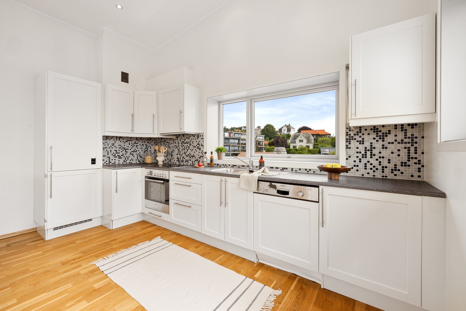 Av hvitevarer er det kjøl/fryseskap, oppvaskmaskin, platetopp og stekeovn, samt vannstoppsystem. Galleribilde