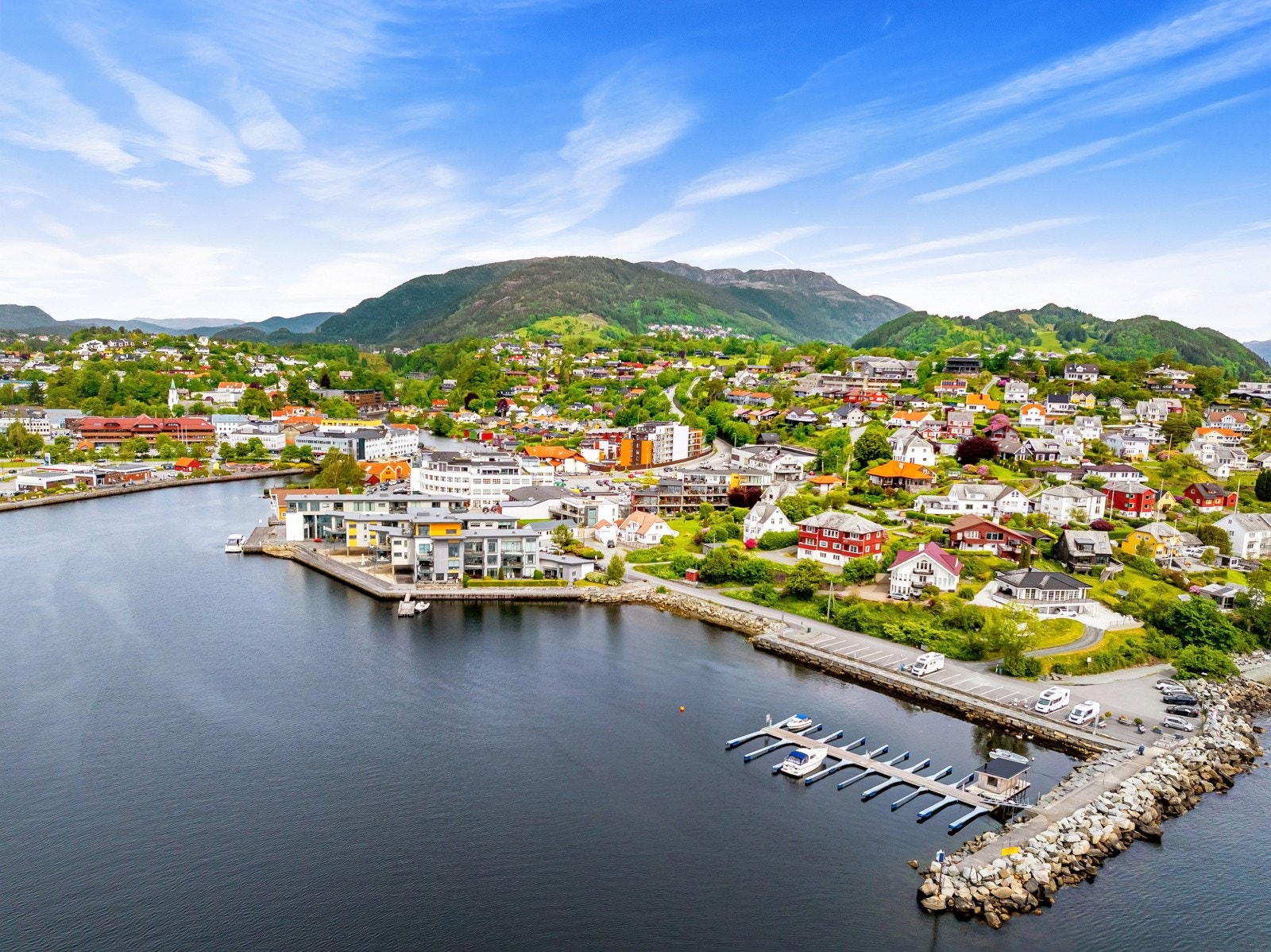 Med beliggenhet i kjernen av Osøyro har man gangavstand til alt man måtte ønske av fasiliteter og servicetilbud. Galleribilde