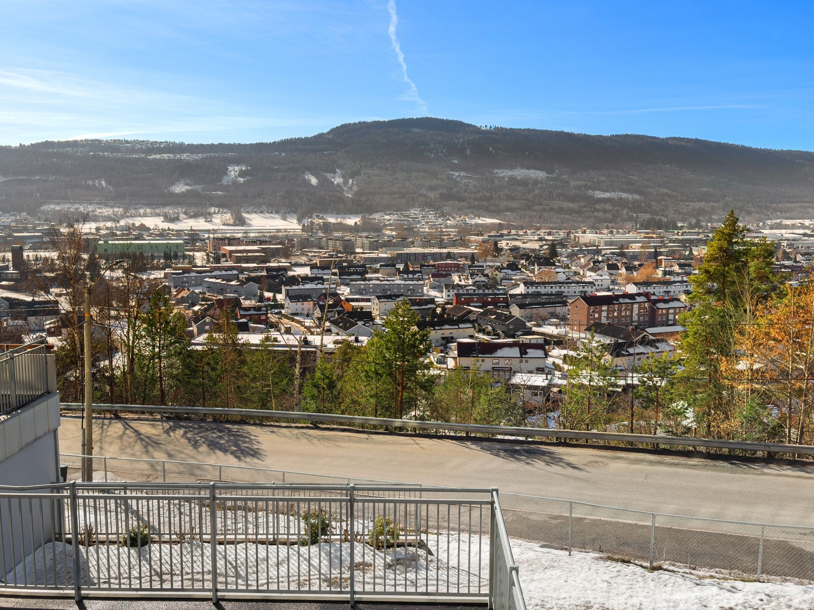 Nydelig utsikt fra høy første etasje. Galleribilde