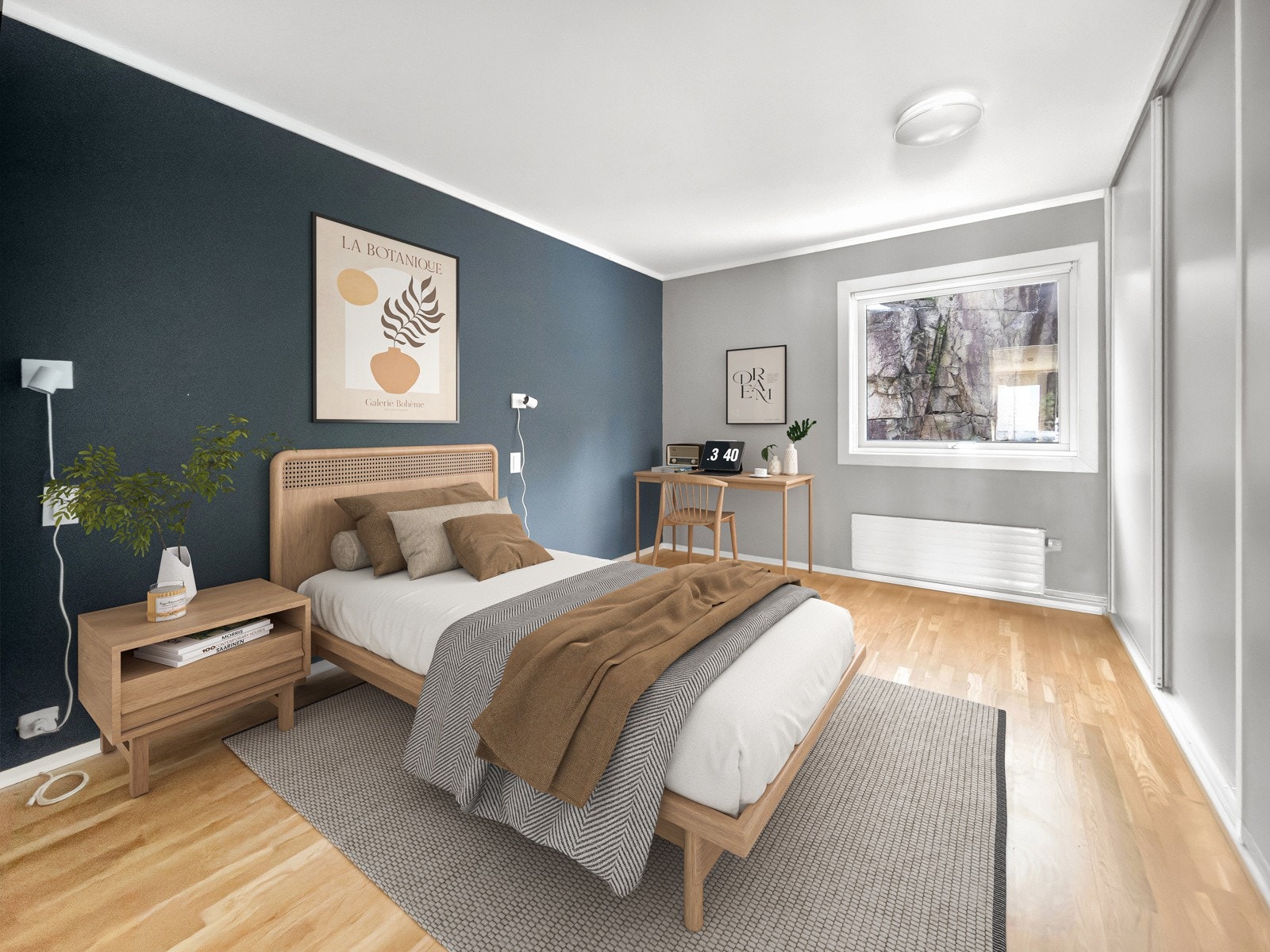 Romslig hovedsoverom med praktisk innebygd garderobeskap. Galleribilde