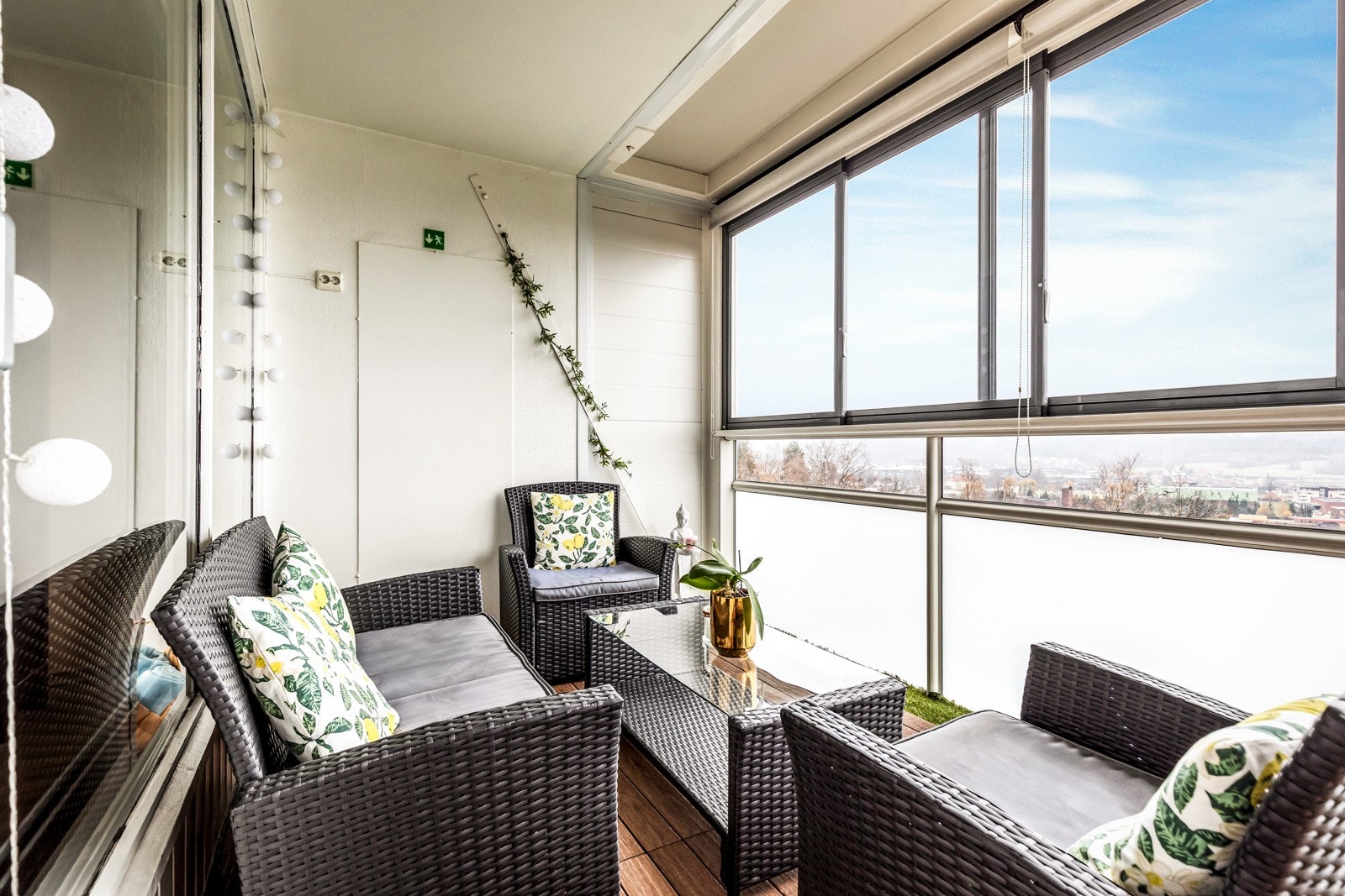 Romslig balkong med plass til både sittegruppe og planter. Galleribilde