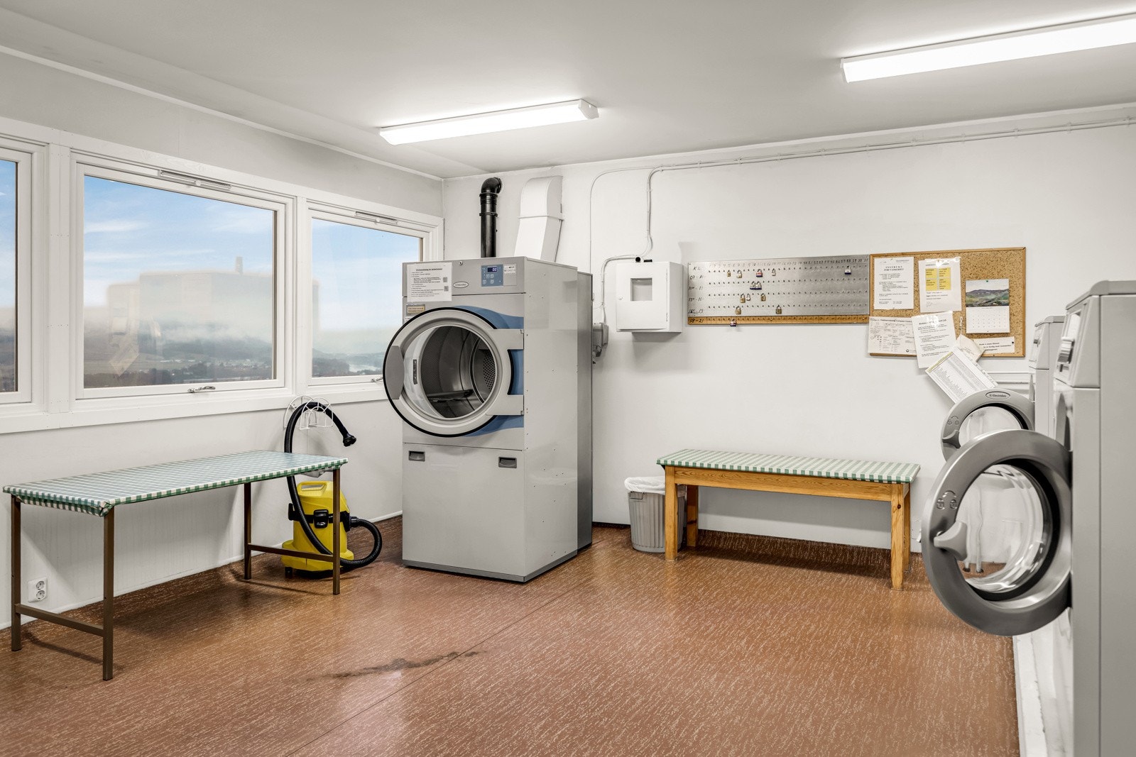 Felles vaskerom med maskiner som også håndterer større vask. Galleribilde