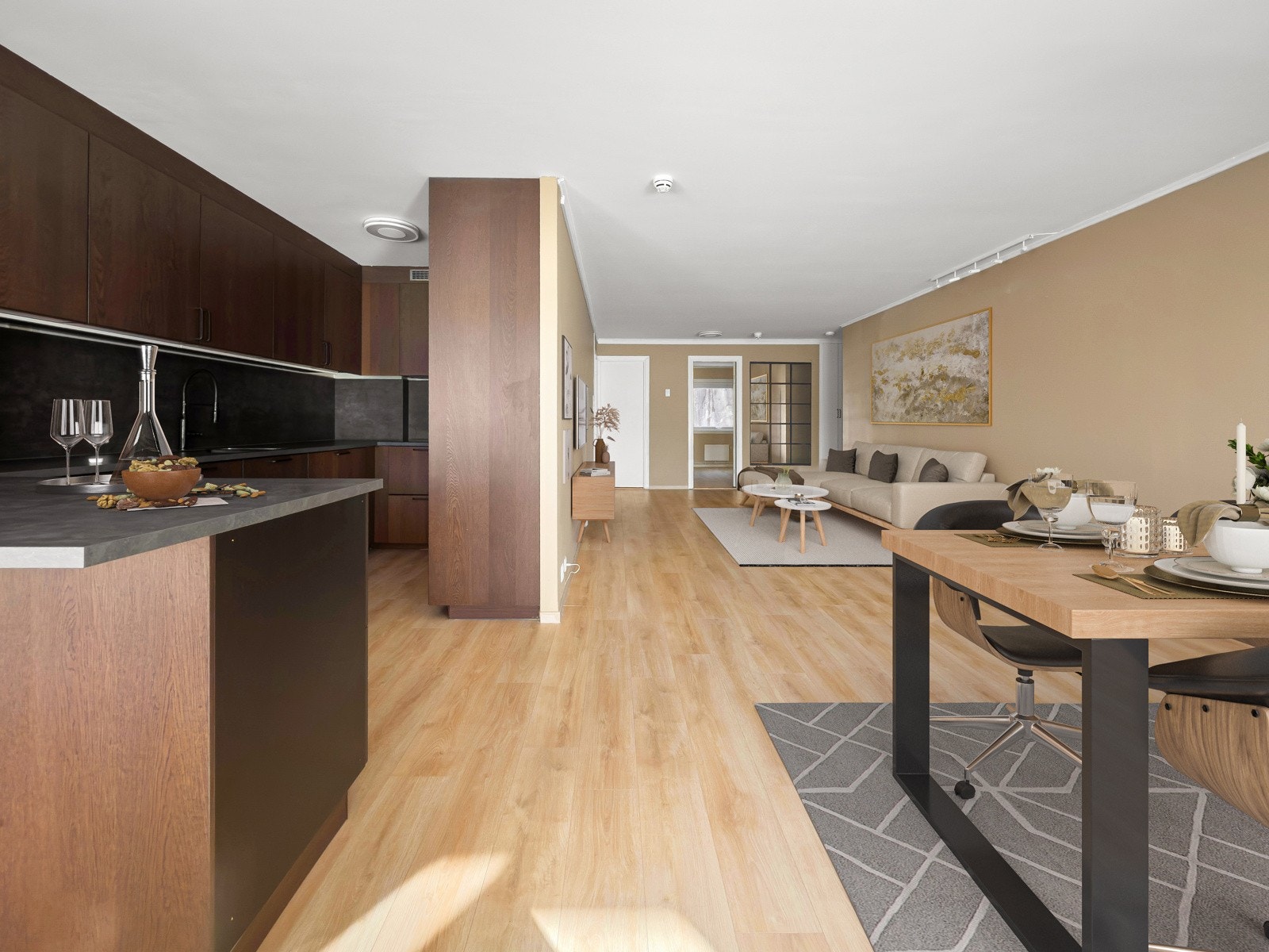 Stuen har god plass til både sofagruppe og spisebord. Galleribilde