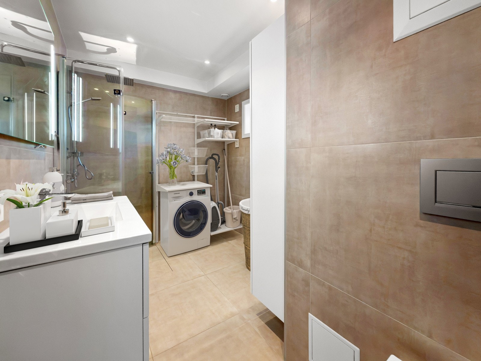 Bad med lyse fliser og behagelig gulvvarme. Galleribilde