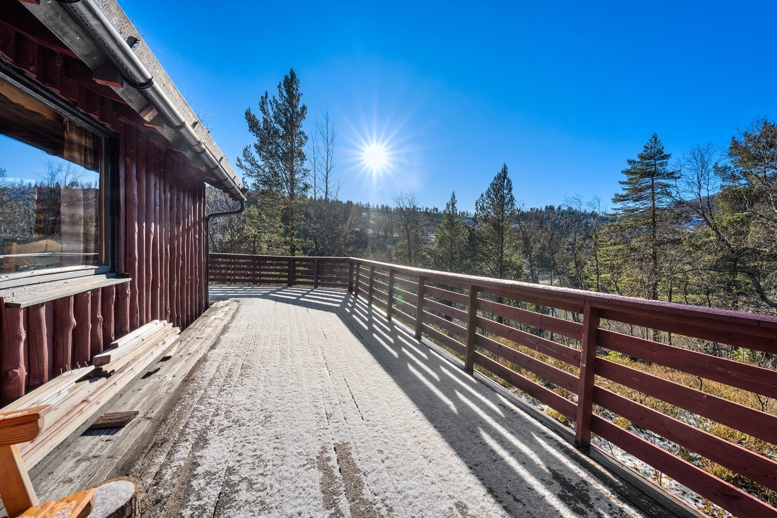 Stor veranda med gode solforhold og usjenert utsikt Galleribilde