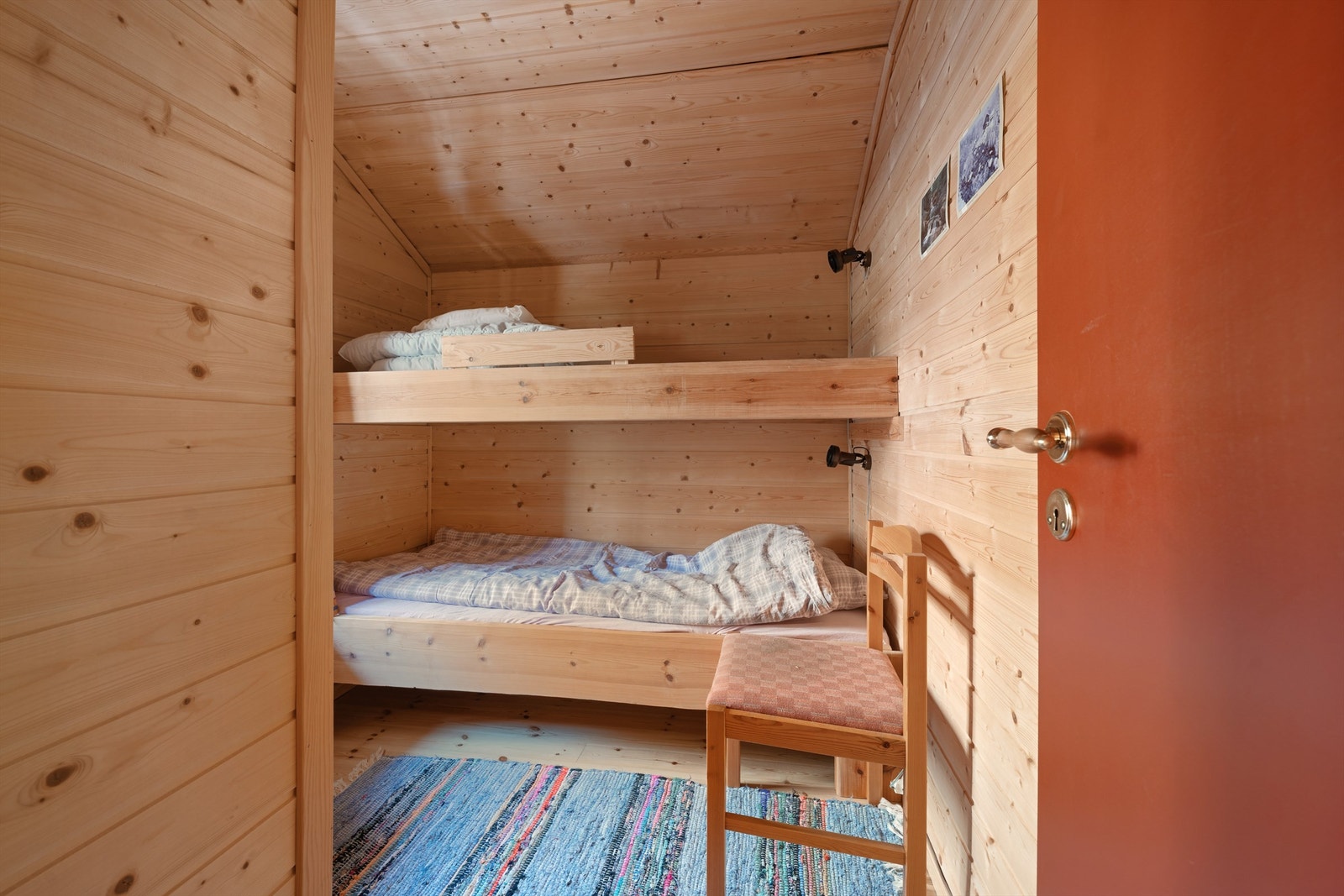 Soverom med plassbygd køyeseng Galleribilde