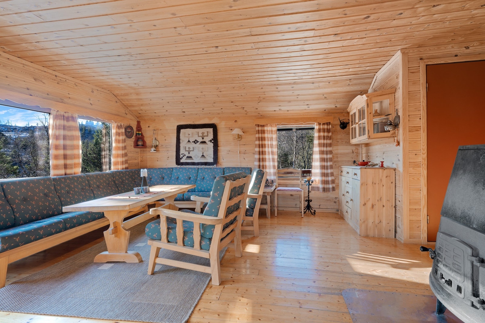 Åpen og romslig stue med sentrert peis Galleribilde