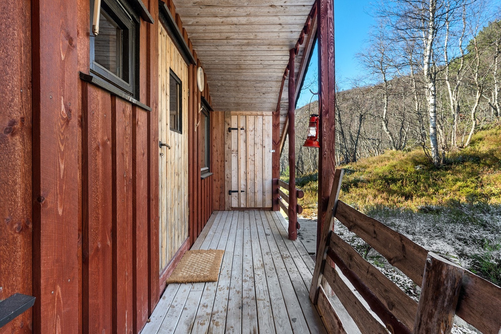 Overbygd inngangsparti med utvendig bod Galleribilde