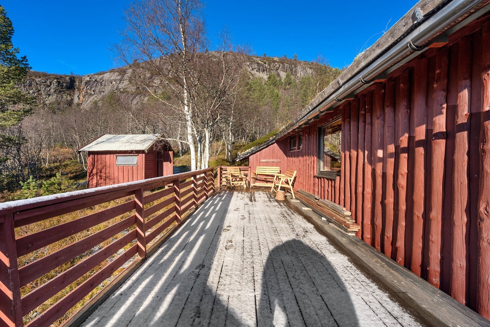 Romslig veranda med god plass til flere sittegrupper Galleribilde