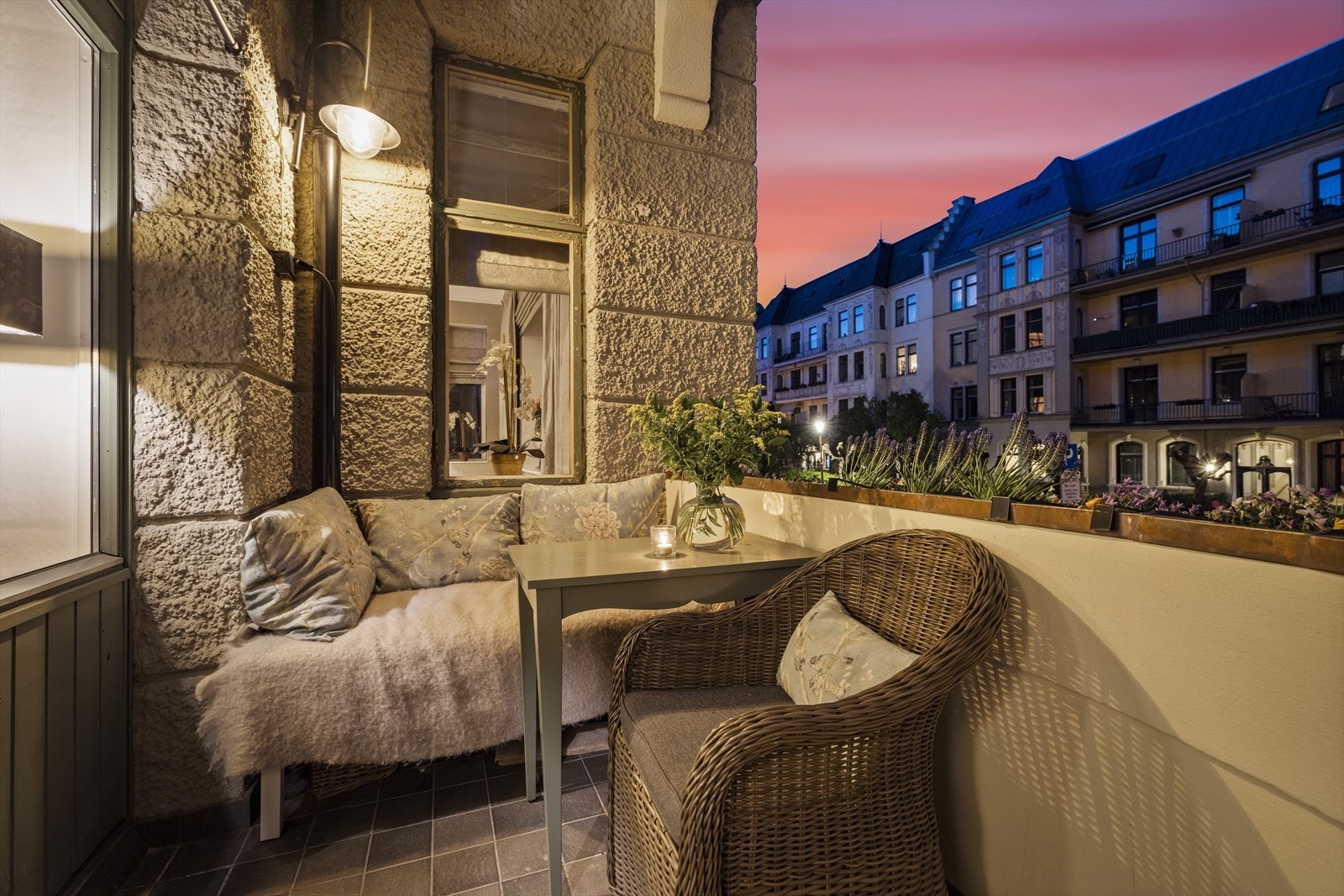 Lysene fra byen og balkongens lune atmosfære skaper et eksklusivt og urbant pusterom. Galleribilde