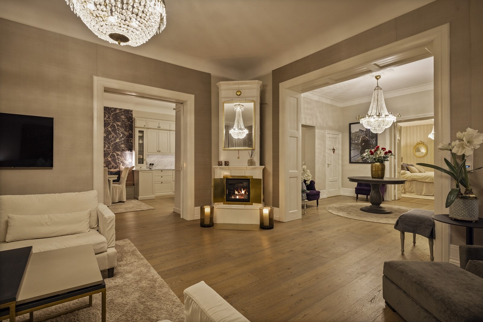 I kveldens dempede lys fremstår rommets klassiske elementer i subtil dialog med moderne komfort. Galleribilde