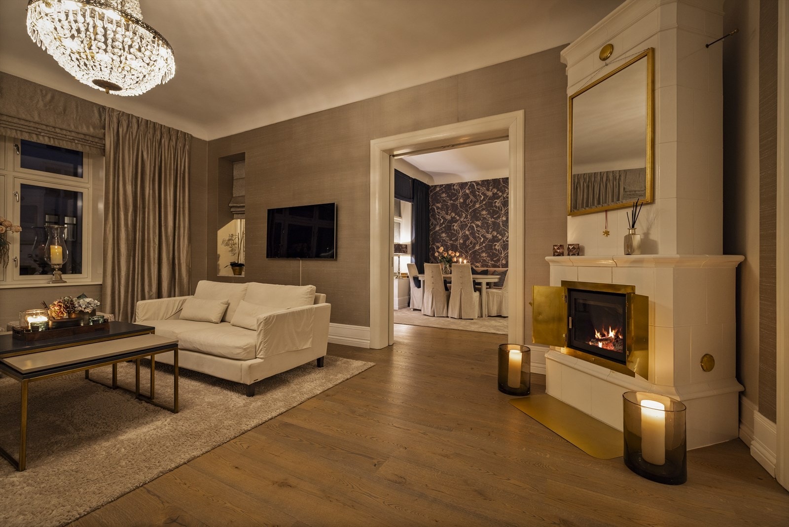 Kakkelovnens varme gir rommet karakter og atmosfære - en kontemporær tolkning av klassisk eleganse. Galleribilde