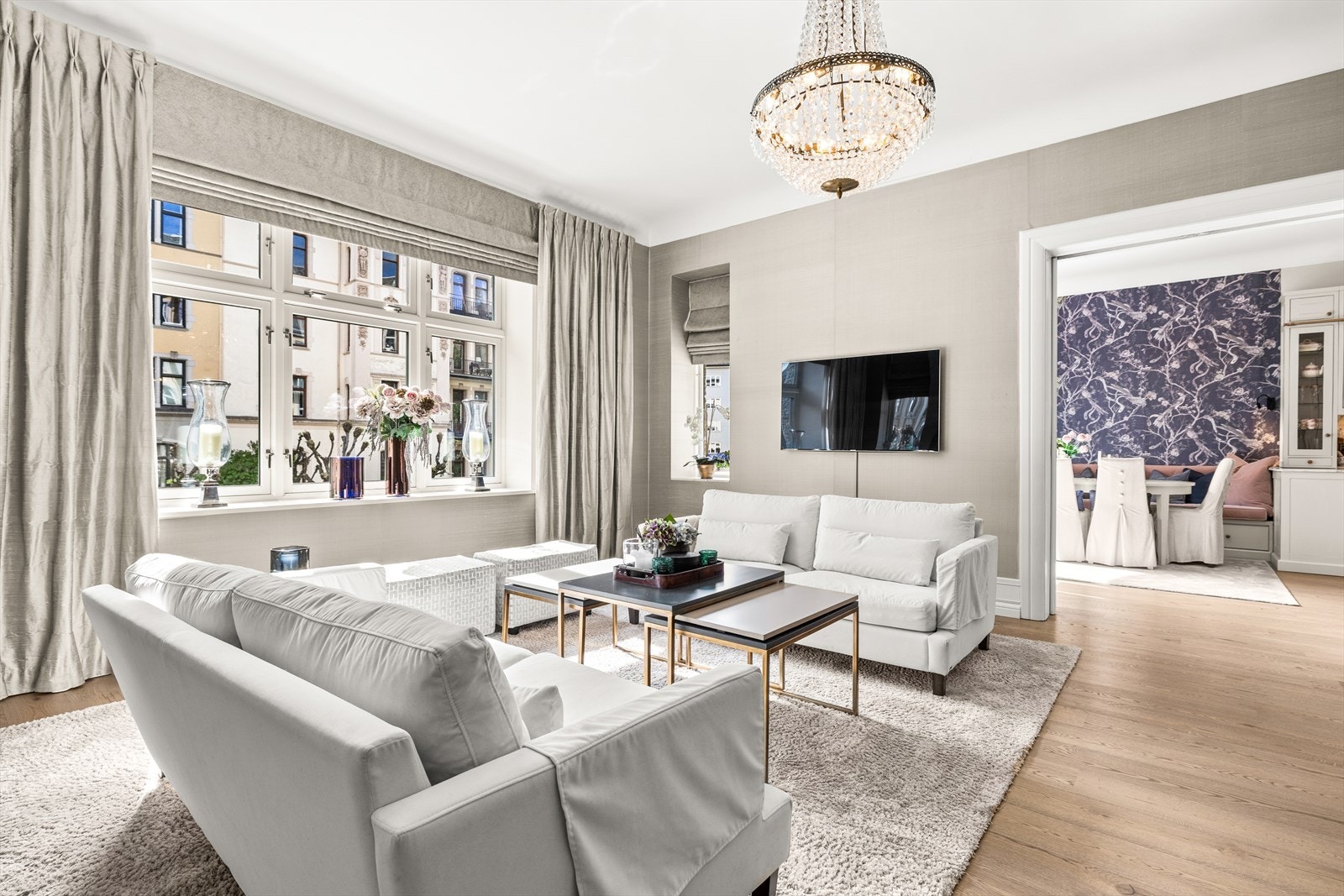 Gjennomstrømmes av dagslys - de høye vinduene iscenesetter rommets elegante volum og takhøyde. Galleribilde