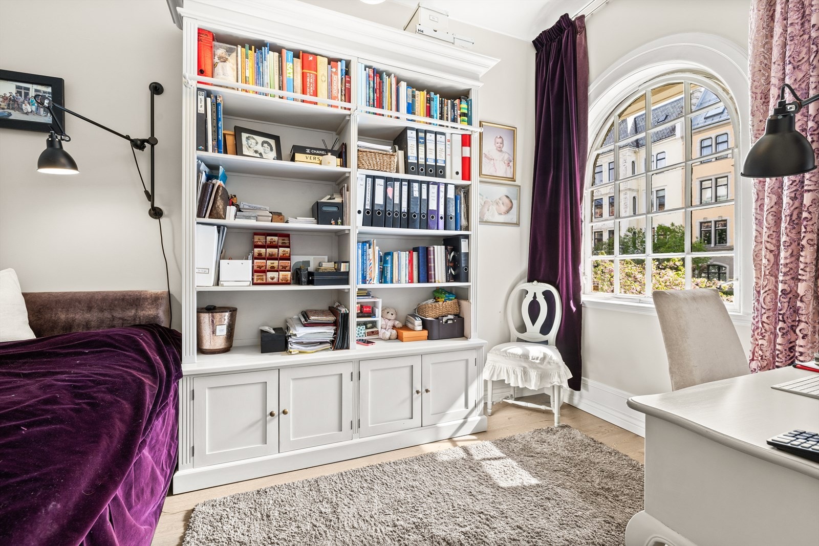 Boligens andre soverom er et lyst og fleksibelt rom som åpner opp for mange bruksområder - perfekt som barnerom, gjesterom eller hjemmekontor. Galleribilde