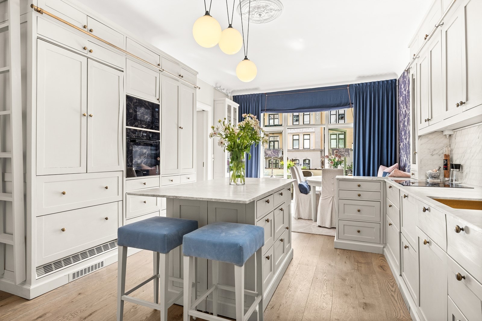 Den store kjøkkenøya fungerer både som arbeidsstasjon og sosialt knutepunkt - perfekt for matlaging og samvær. Galleribilde