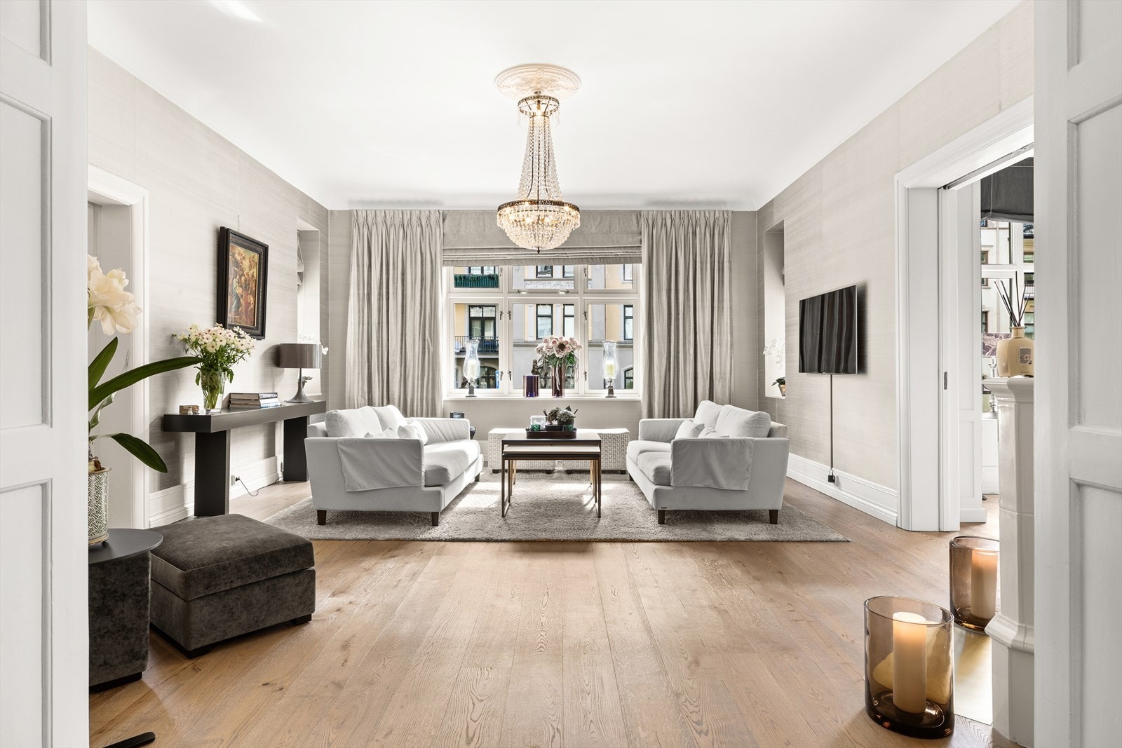 Her møter klassisk arkitektur moderne komfort i en bolig med særpreg, sjel og gjennomgående høy kvalitet. Galleribilde