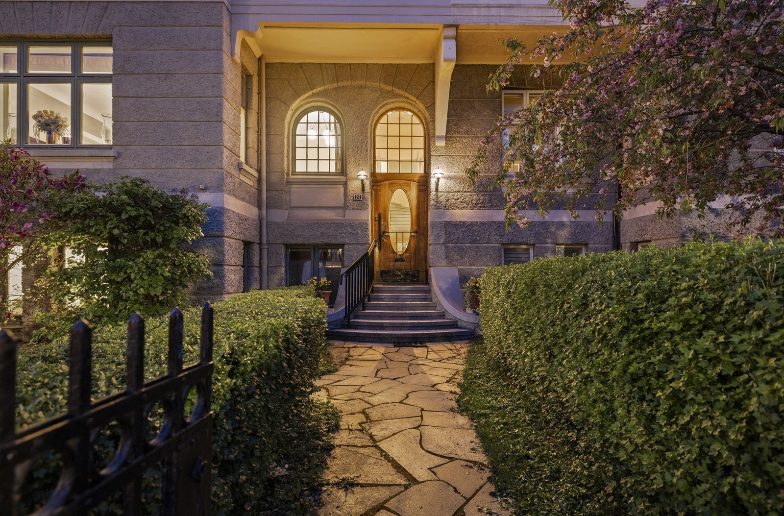 Velkommen til Oscars gate 69 - en ærverdig og sjeldent gjennomført eiendom beliggende i et av Oslos mest ettertraktede og prestisjefylte boligstrøk, midt på vakre Frogner. Galleribilde