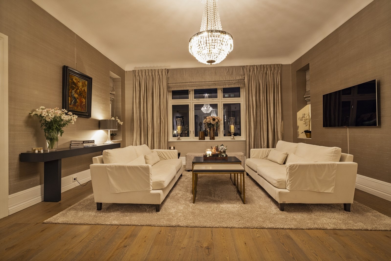 Silketapetens diskrete glans og kakkelovnens varme skaper en lun atmosfære med hotellfølelse. Galleribilde