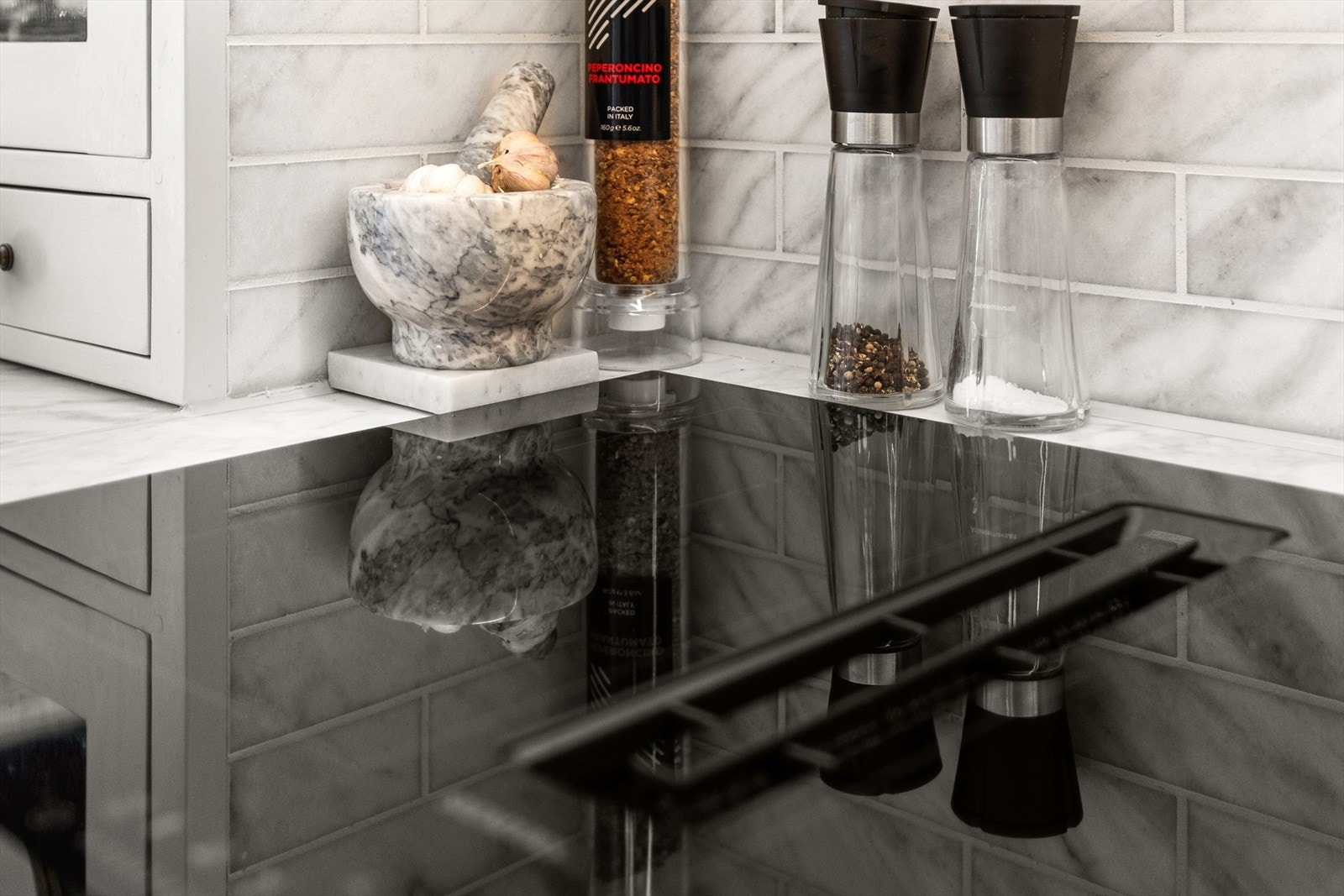 Moderne hvitevarer fra Fisher & Paykel og Liebherr er diskré integrert - her er ingenting overlatt til tilfeldighetene. Galleribilde